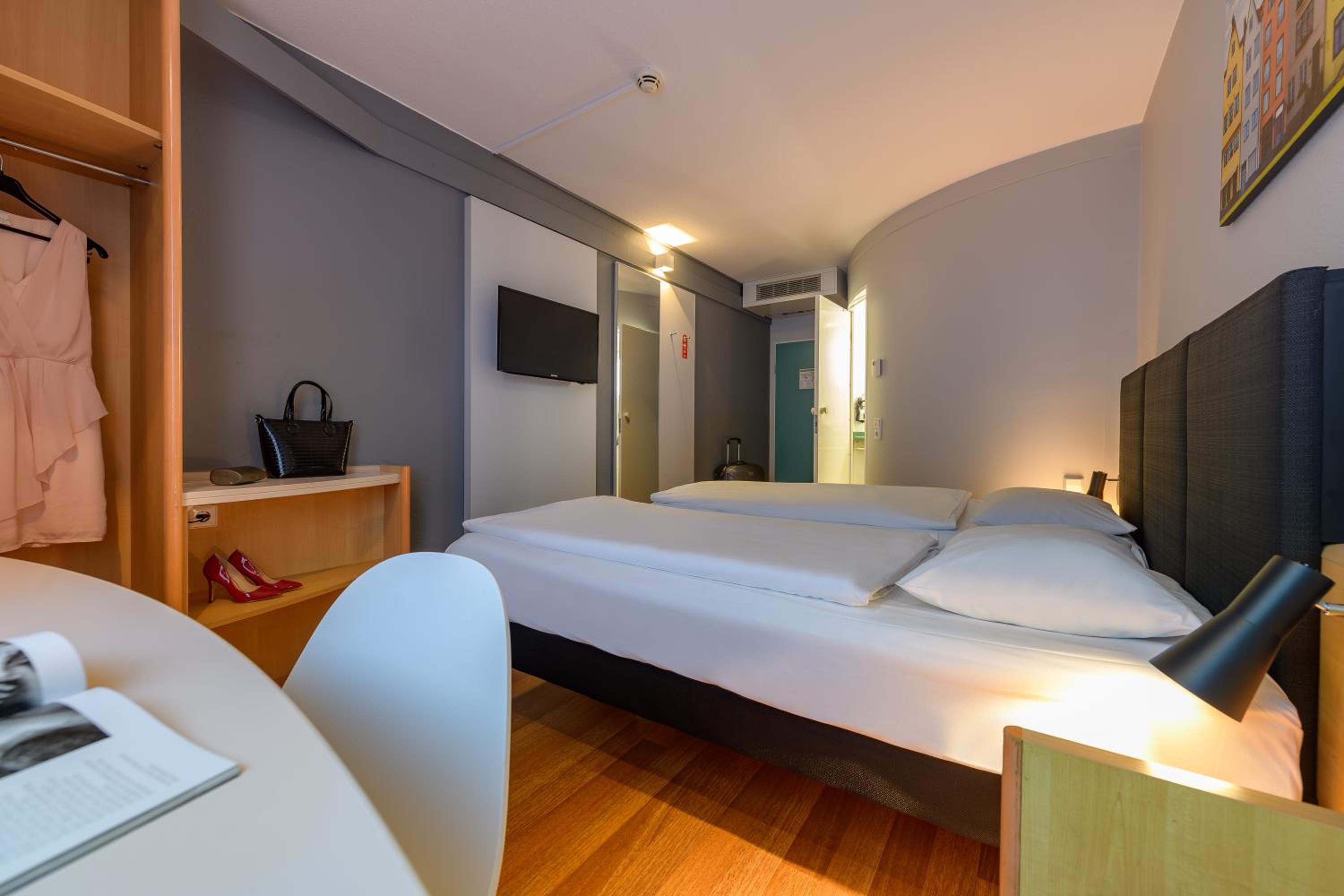 Standard Twin Room - Photo 3