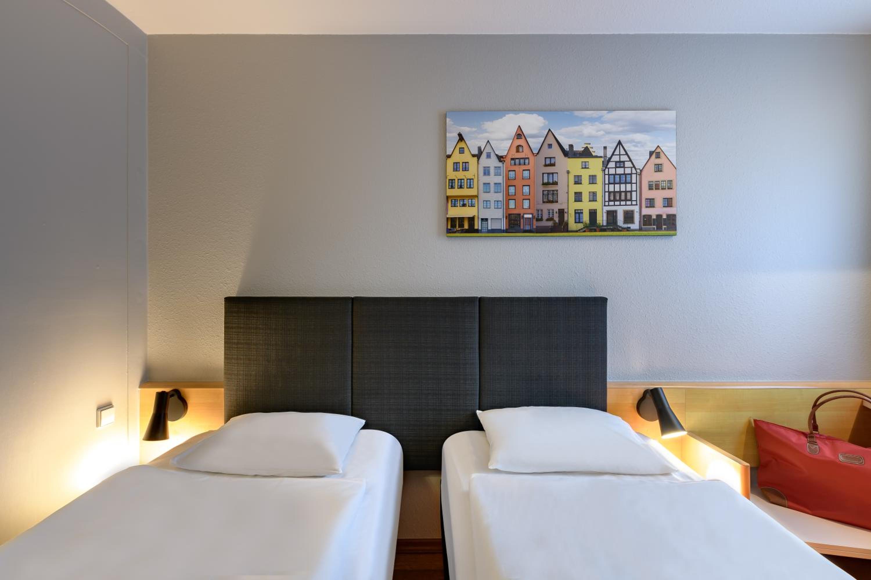 Standard Twin Room - Photo 1