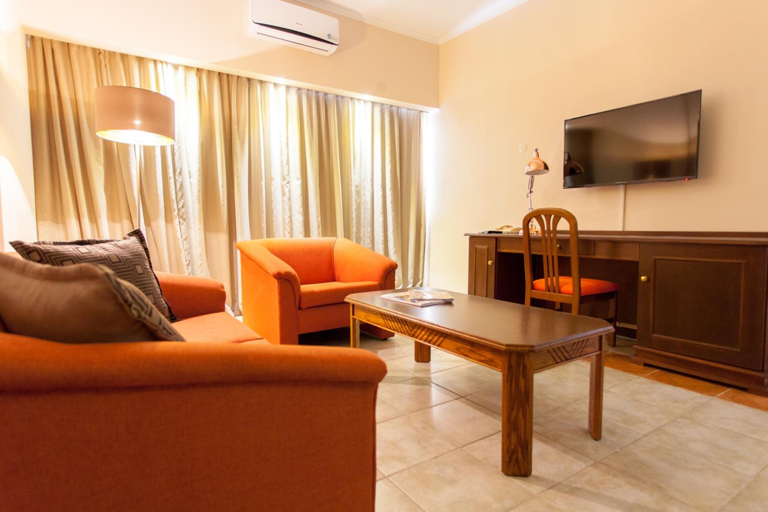 Executive Suite - Photo 2