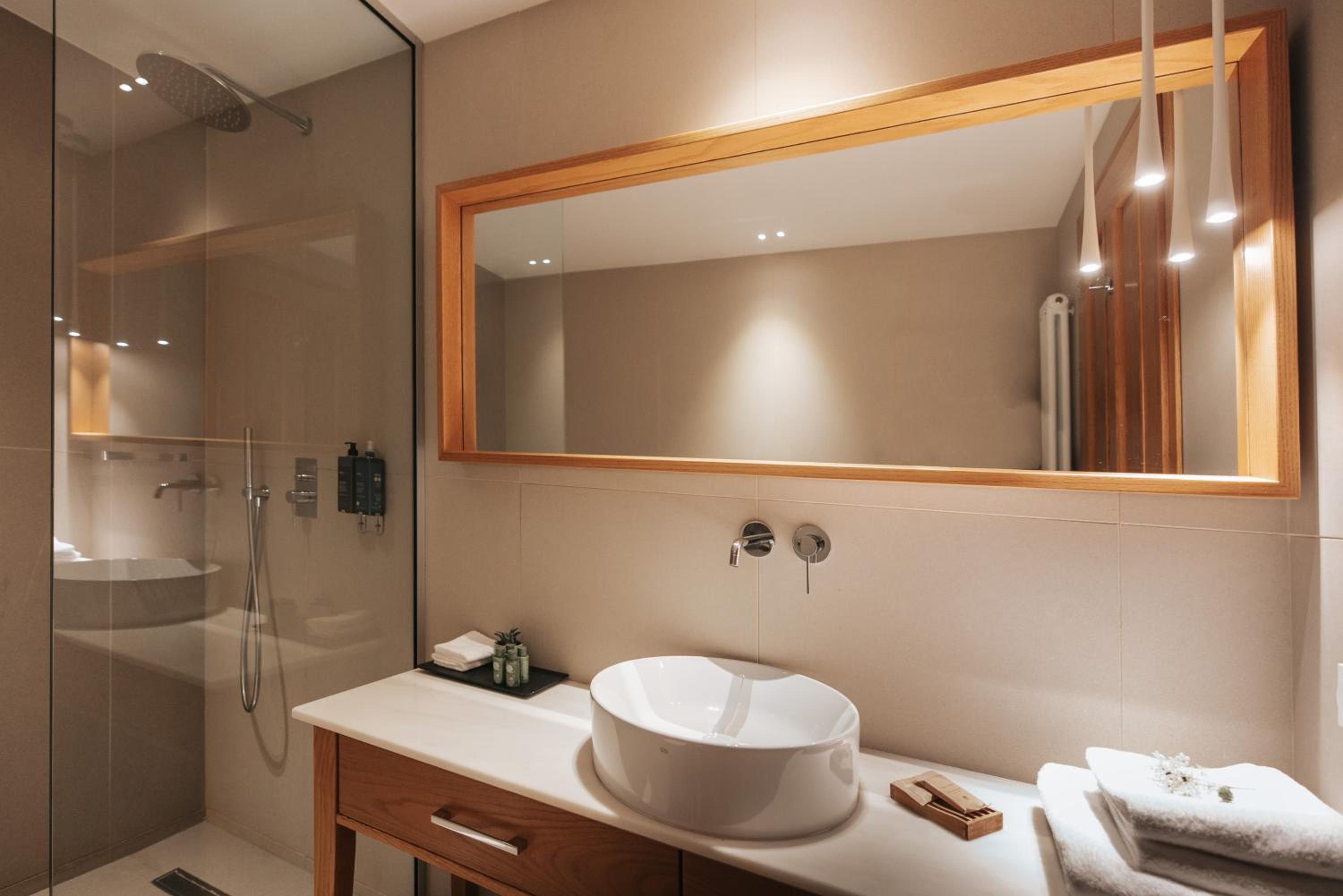 Honeymoon Suite with Outdoor Jacuzzi - Photo 4