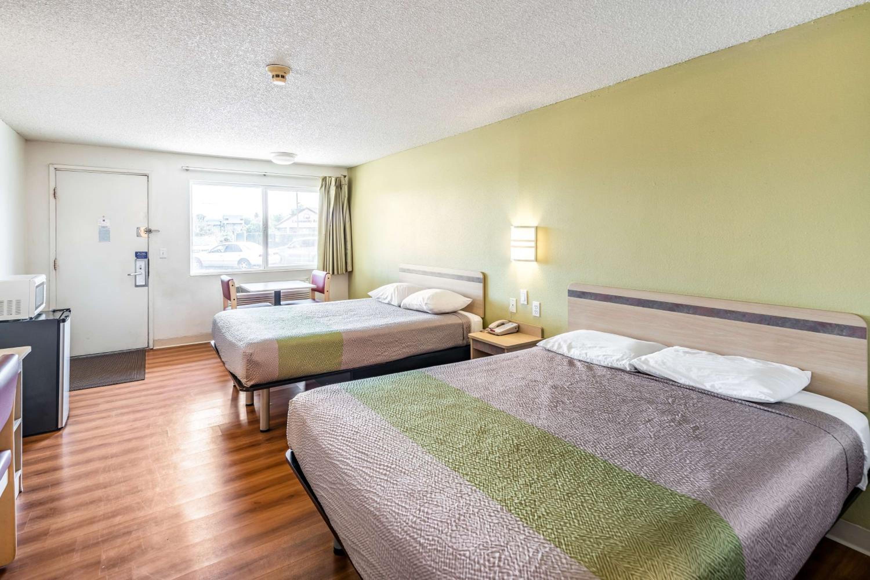 Queen Room with Two Queen Beds - Non-Smoking - Photo 4