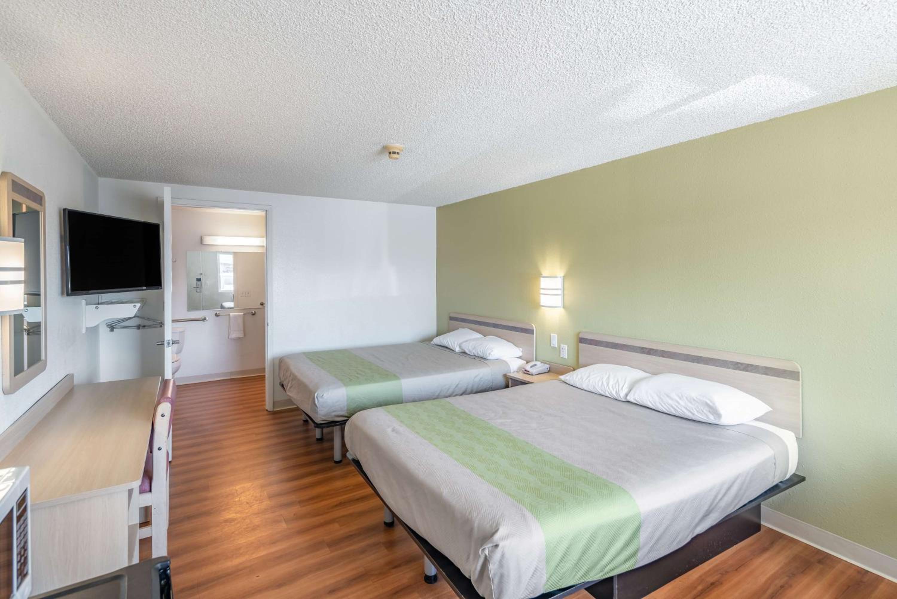 Queen Room with Two Queen Beds - Non-Smoking - Photo 9