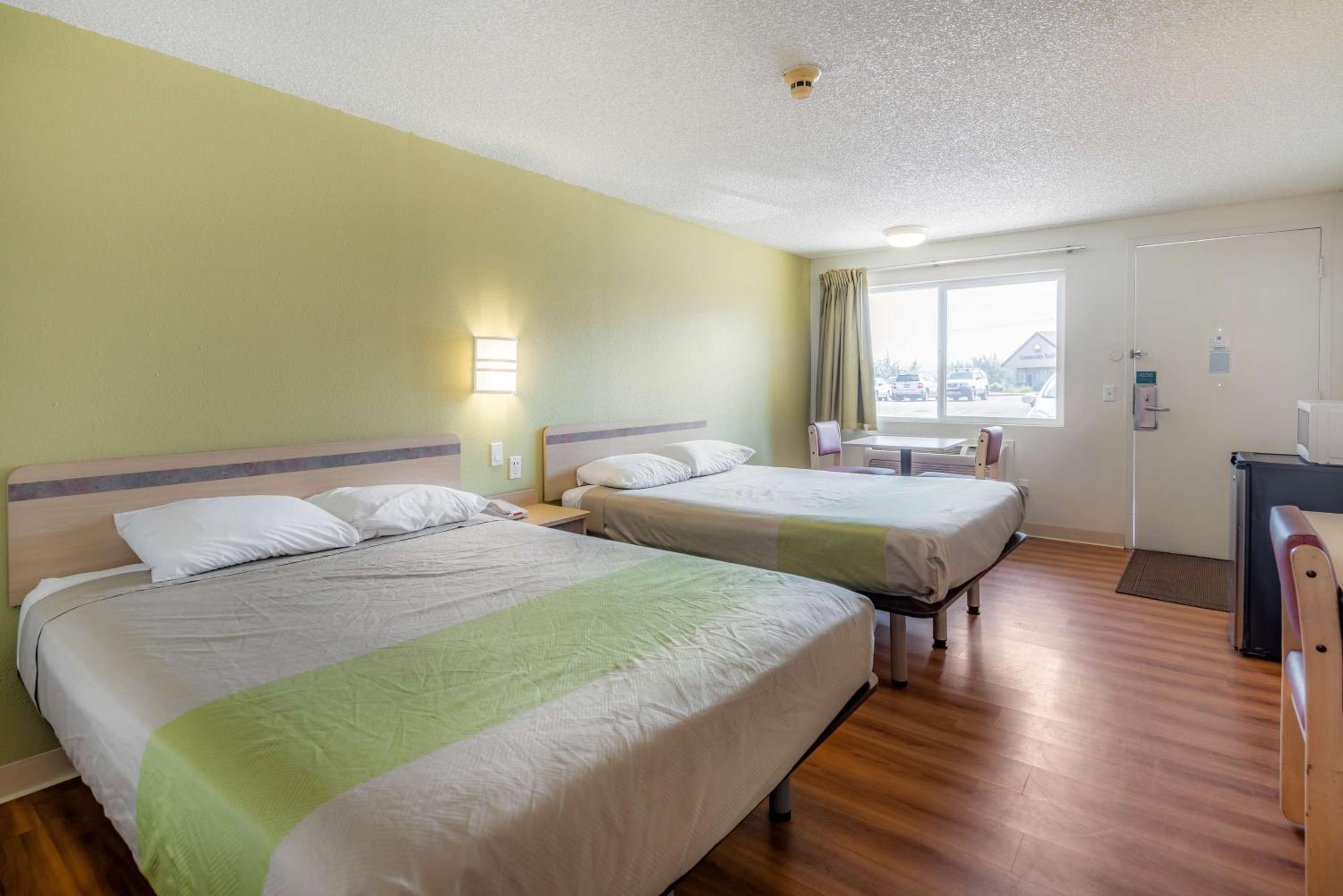 Queen Room with Two Queen Beds - Non-Smoking - Photo 10