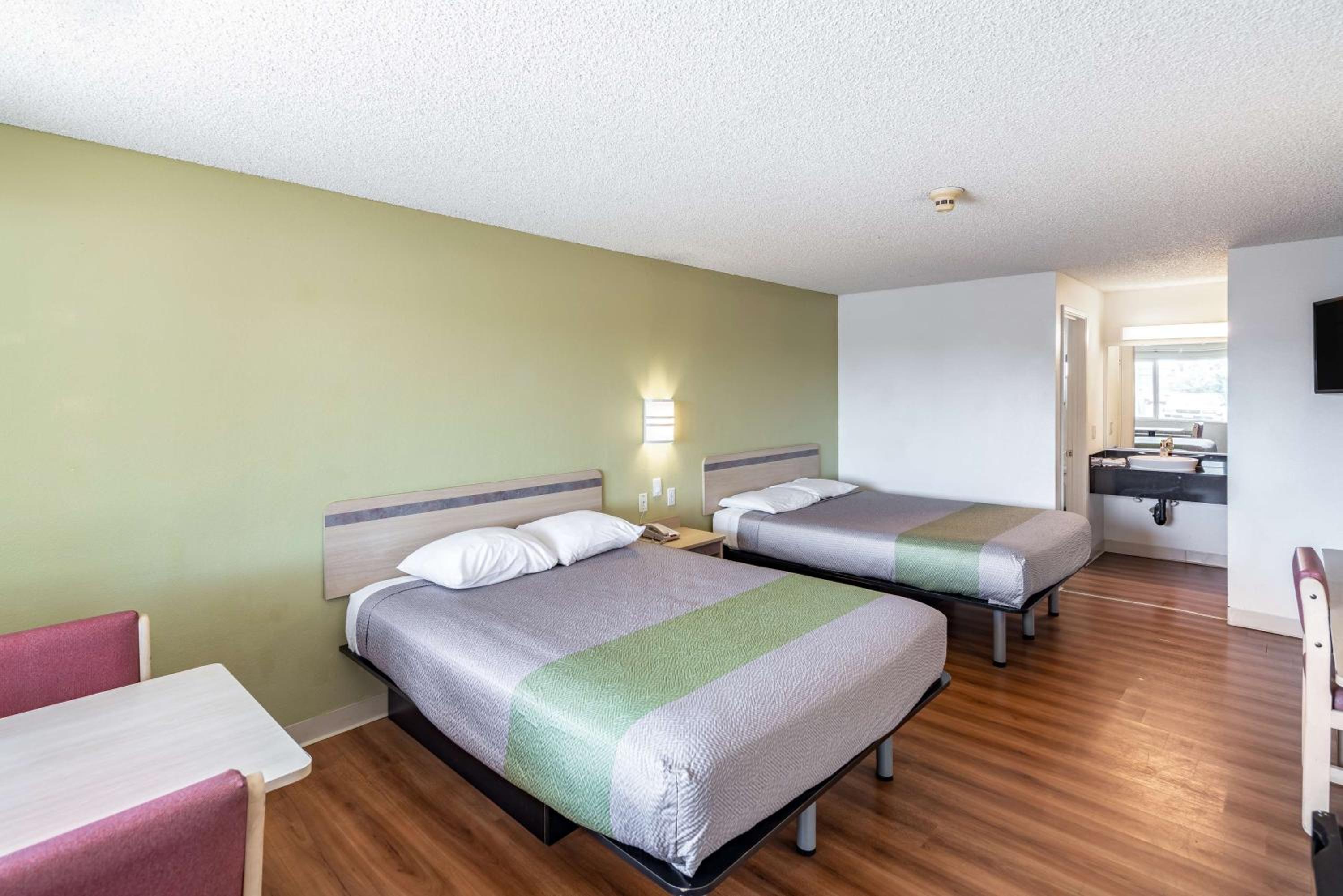 Queen Room with Two Queen Beds - Non-Smoking - Photo 8
