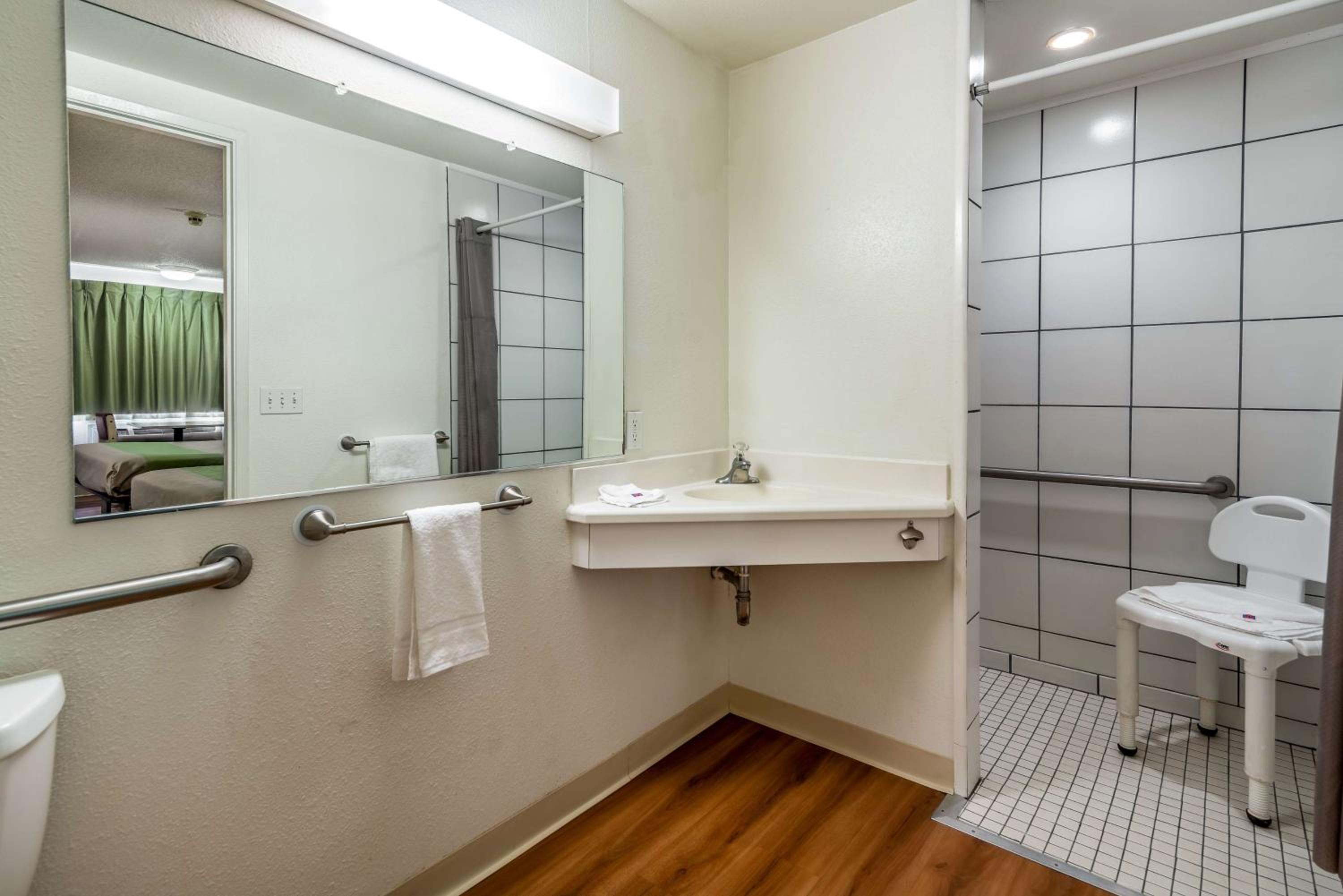 Queen Room with Two Queen Beds - Disability Access - Roll In Shower - Photo 2