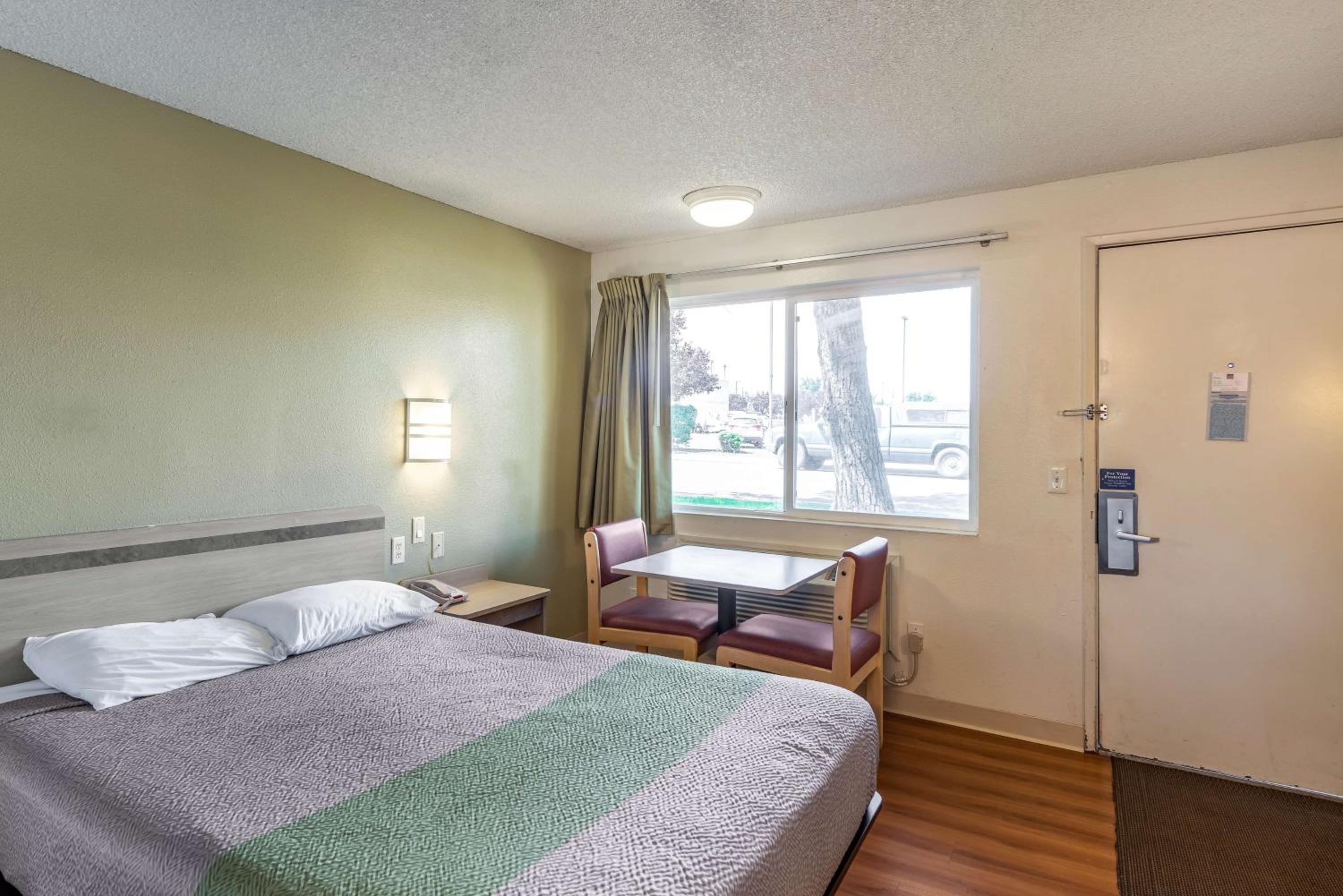 Queen Room - Non-Smoking - Photo 4