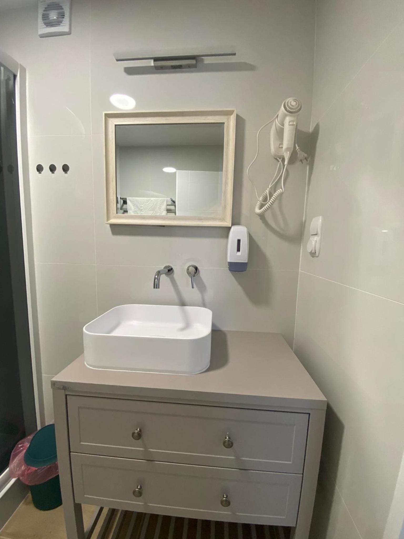Triple Room with Private Bathroom - Photo 13