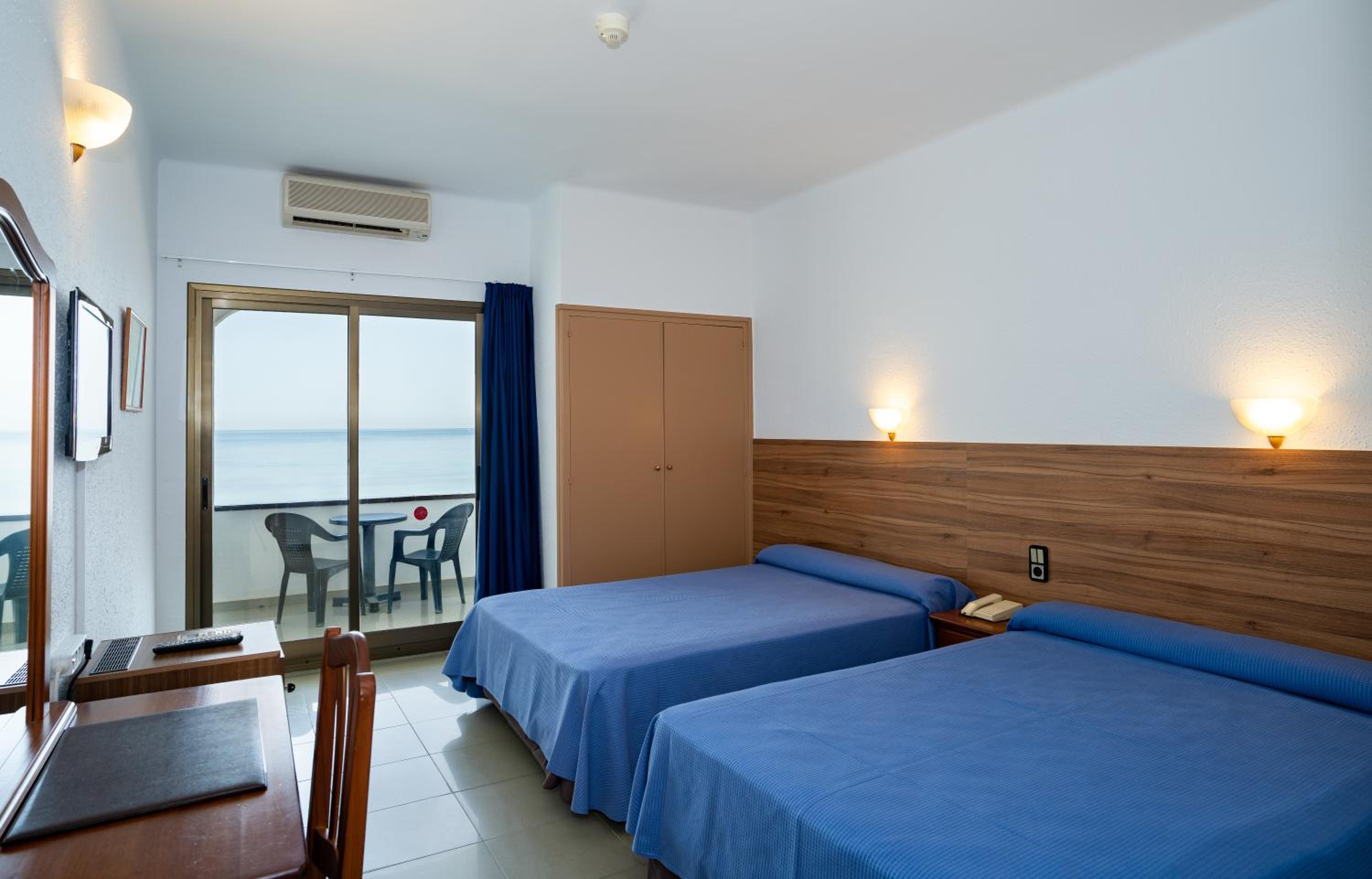 Habitación Cuádruple con Vista al Mar Frontal (2 Adultos + 2 Niños)