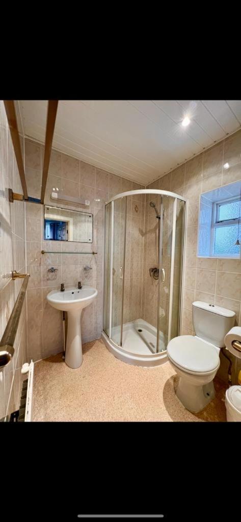 Family Room with Private Bathroom photo 3