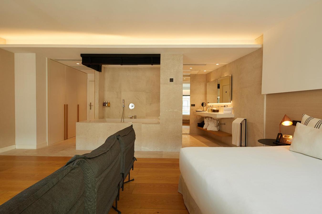 Suite con bañera y balcón.