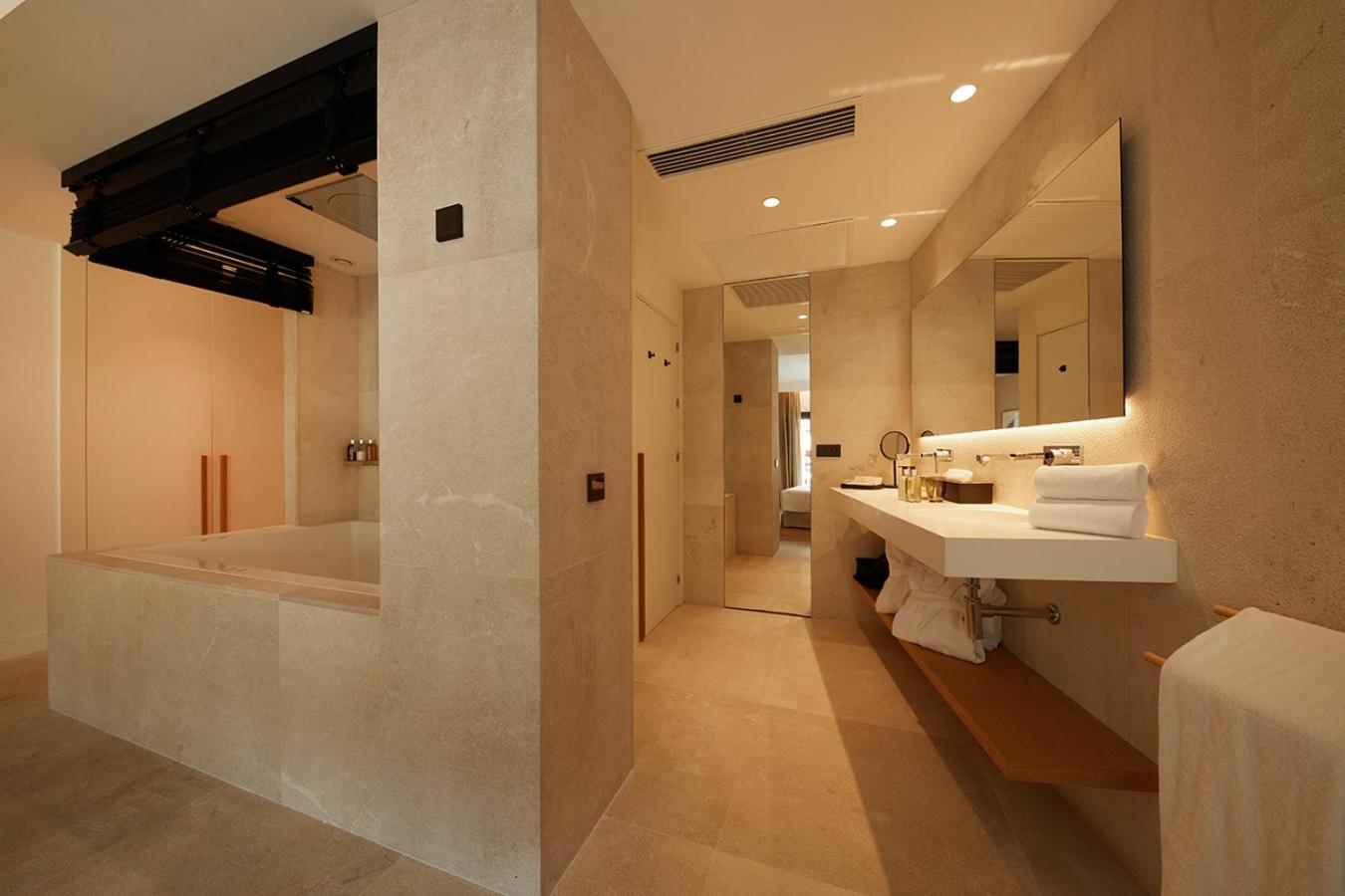Suite con bañera y balcón.