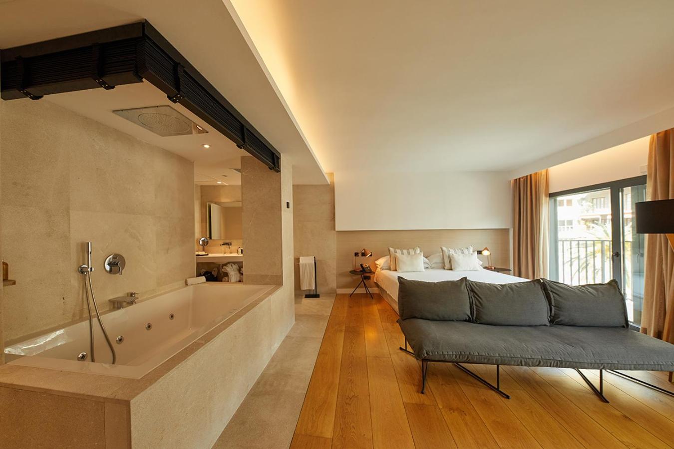 Suite con bañera y balcón.