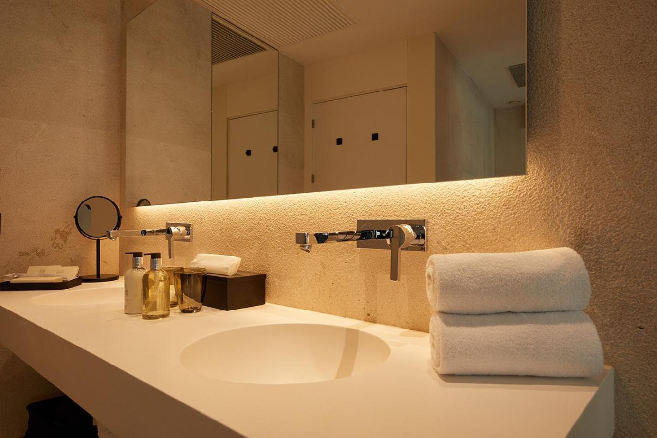 Suite con bañera y balcón.