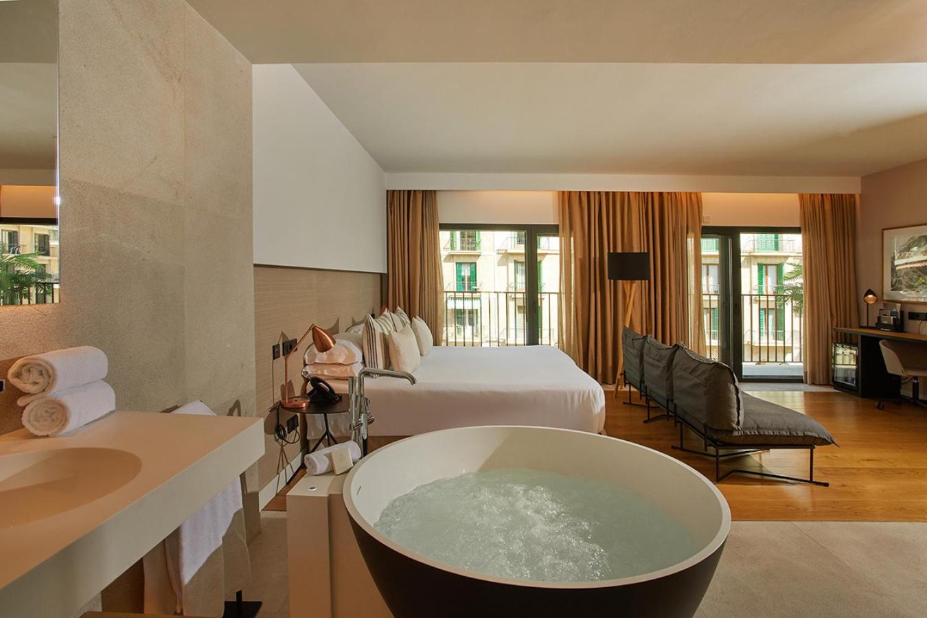 Suite con Jacuzzi y Balcón
