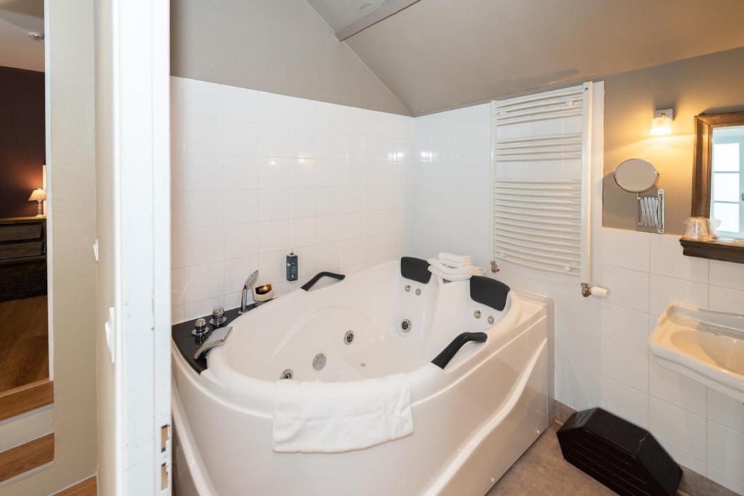Double or Twin Room with Hot Tub photo 2