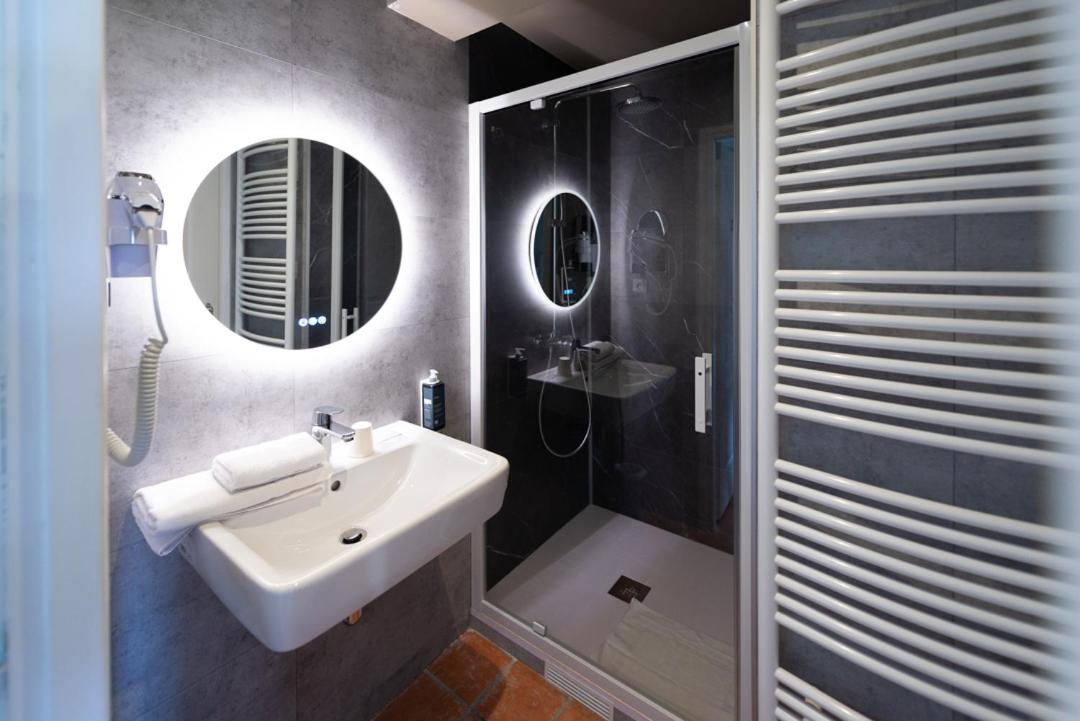 Standard Double or Twin Room photo 3
