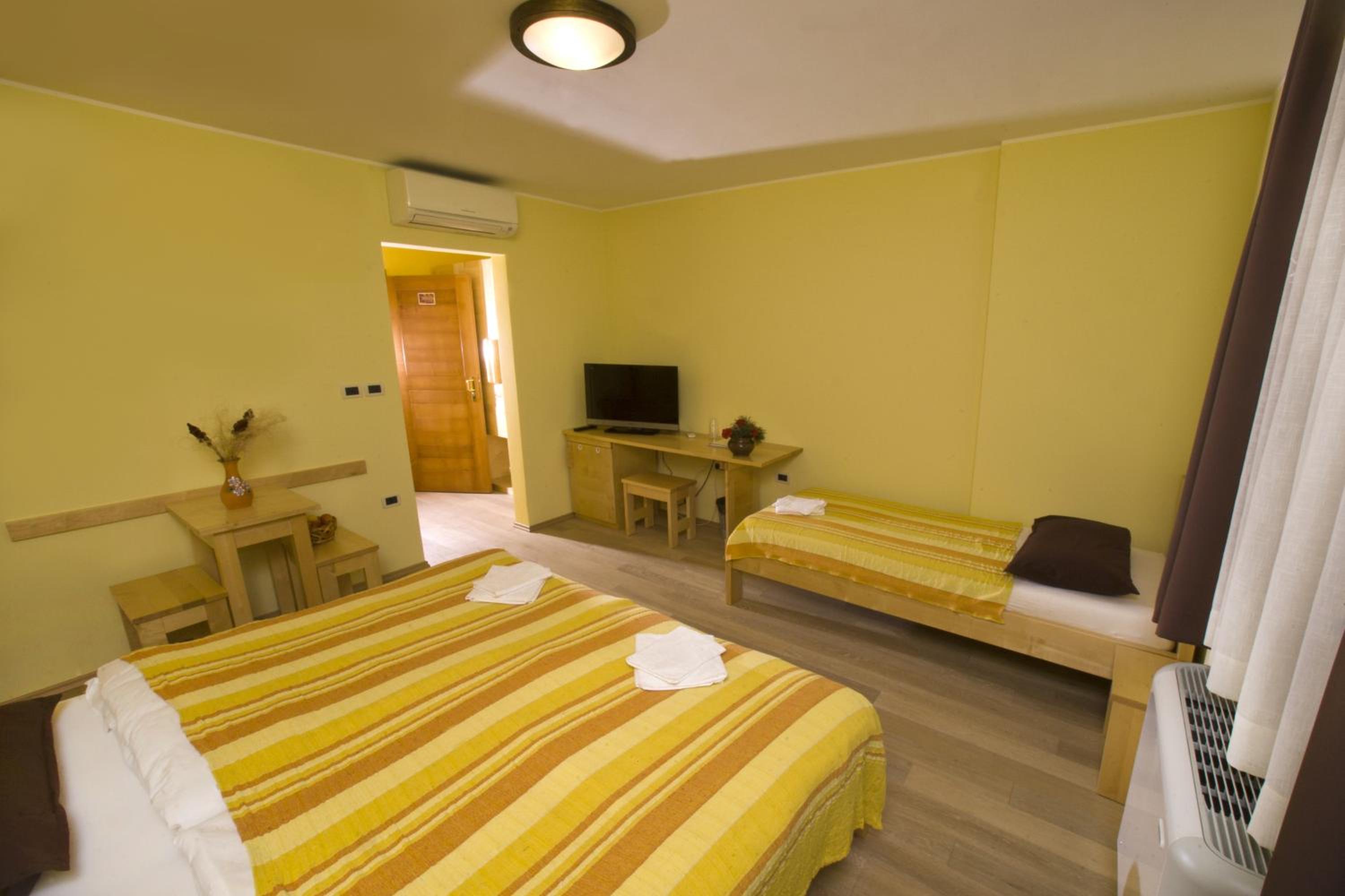 Triple Room with Private Bathroom photo 2