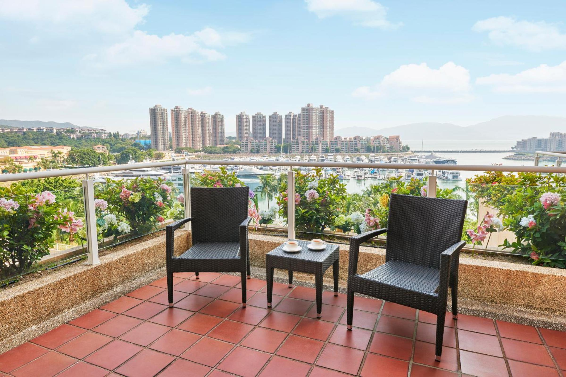 Deluxe Seaview King Room with Balcony photo 2