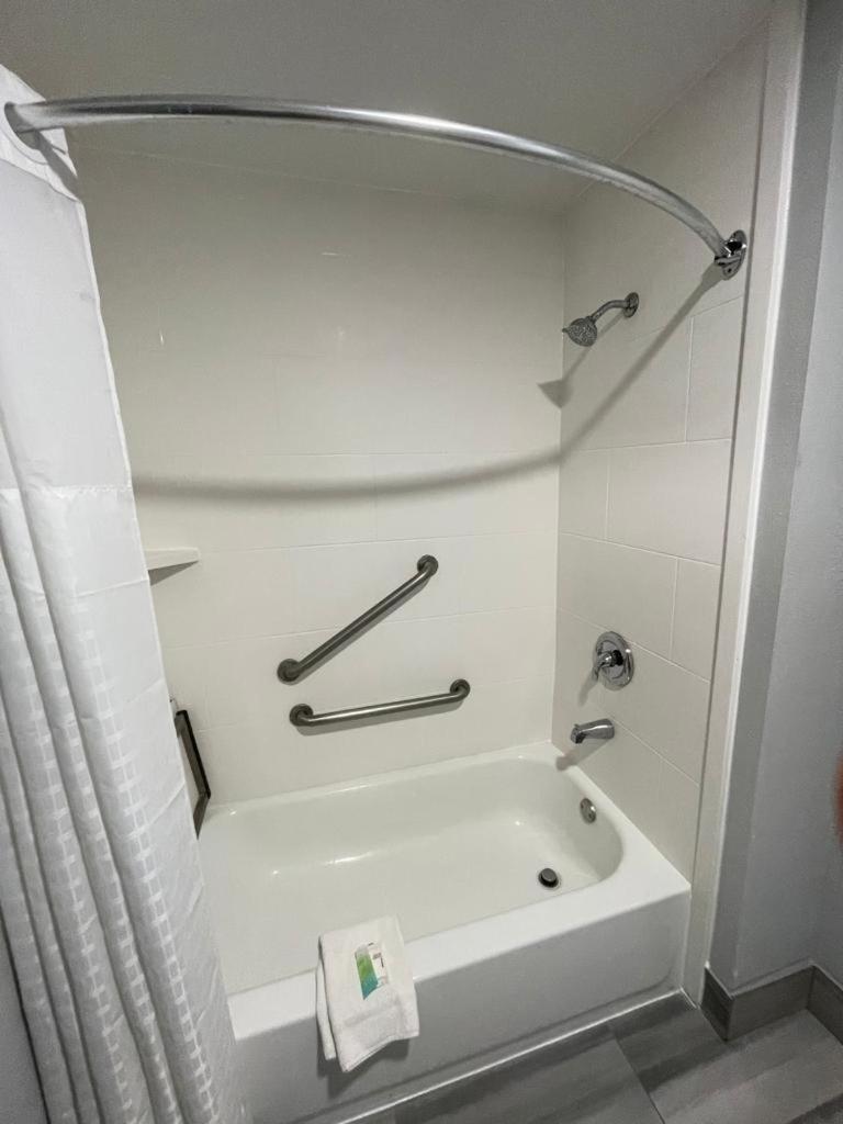 Deluxe Queen Room - Mobility Access/Non-Smoking - Photo 4