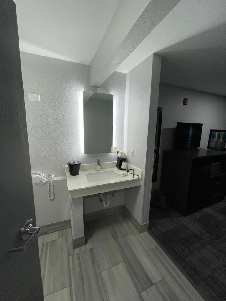 Deluxe King Room - Photo 5