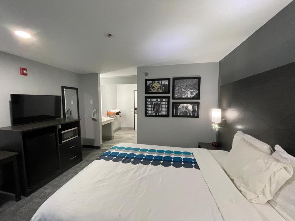 Deluxe Queen Room - Mobility Access/Non-Smoking - Photo 3