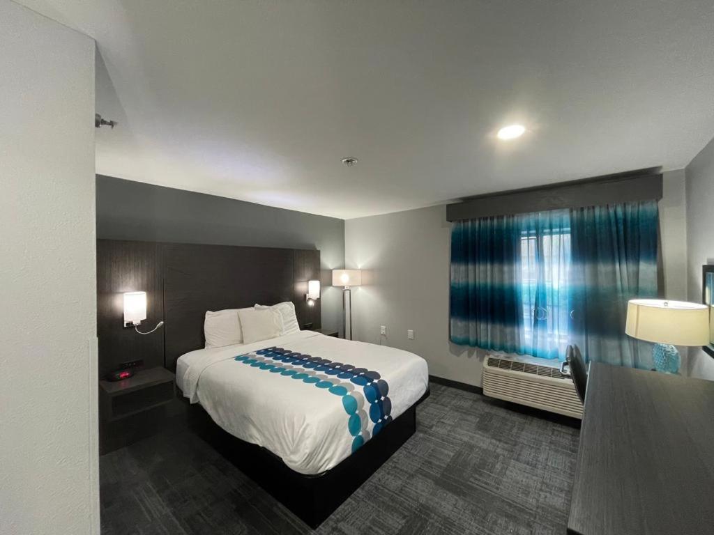 Deluxe King Room - Photo 4