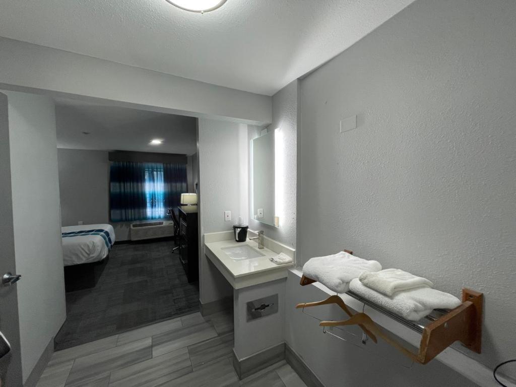 Deluxe King Room - Photo 6