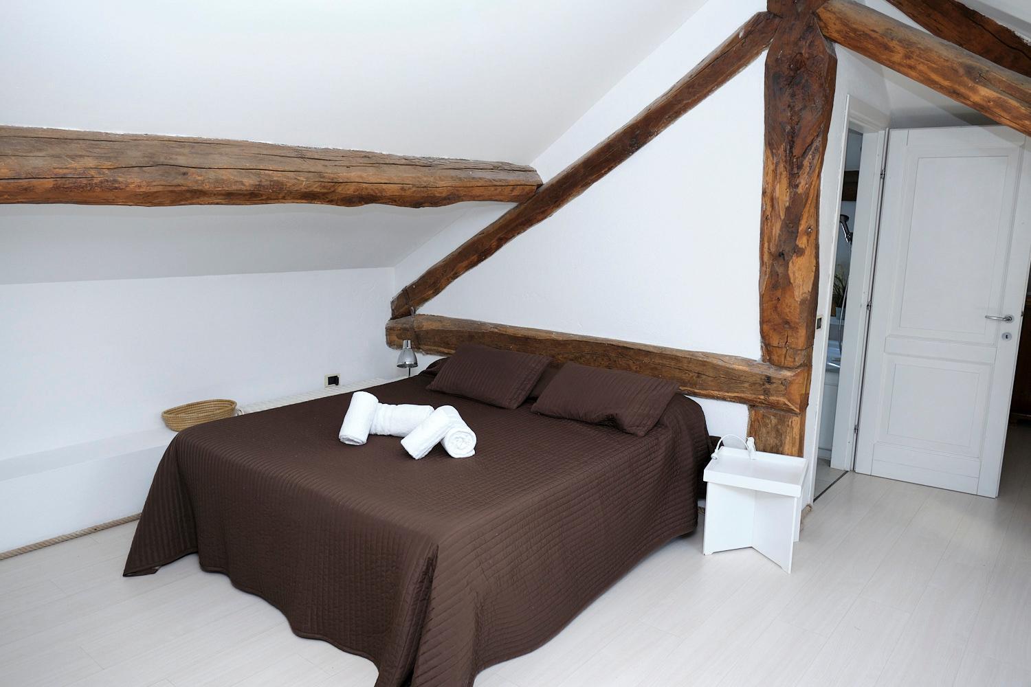 One-Bedroom Apartment With Balcony And Lake View - Attic