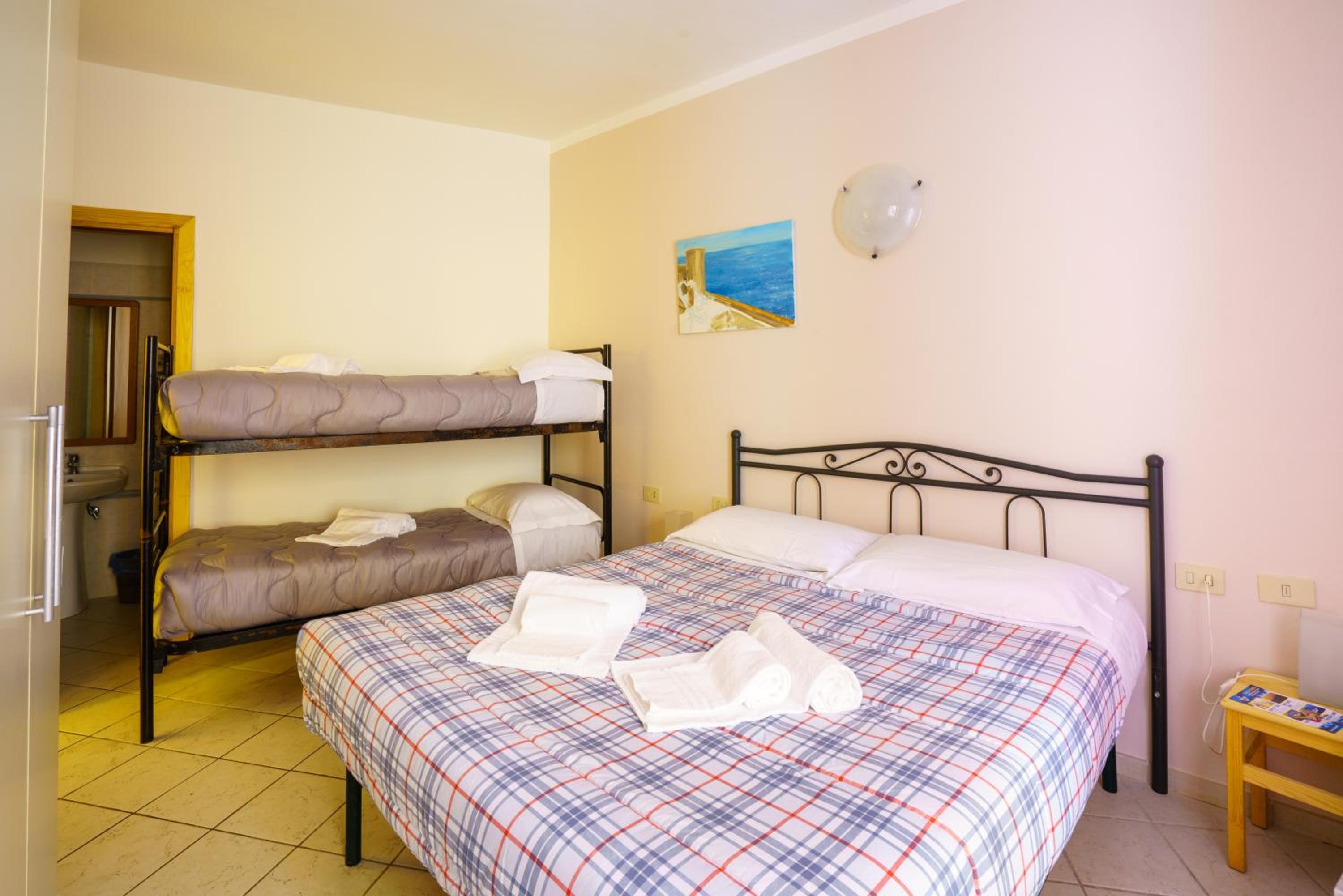 Economy Quadruple Room photo 2