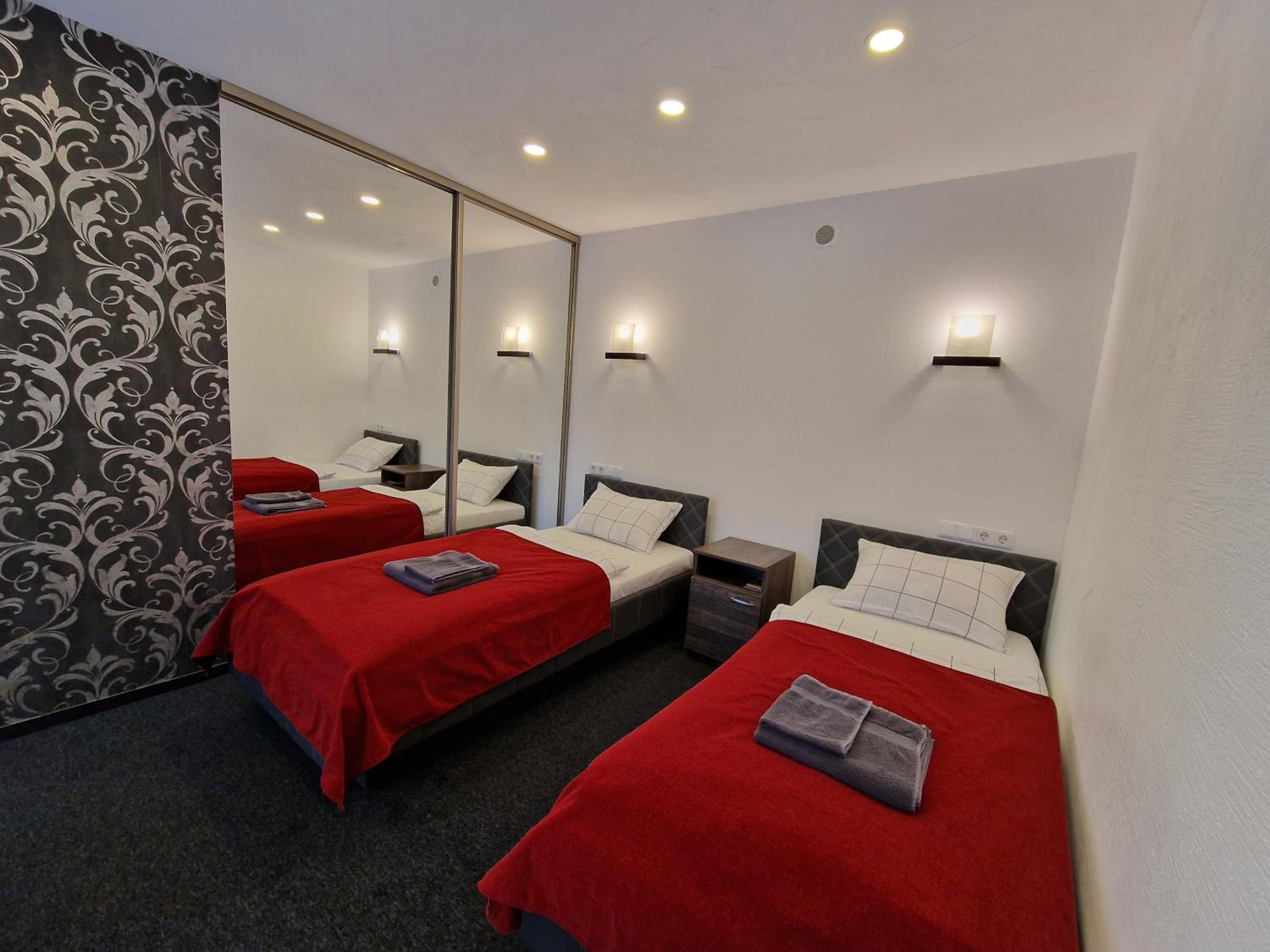 Economy Triple Room photo 2