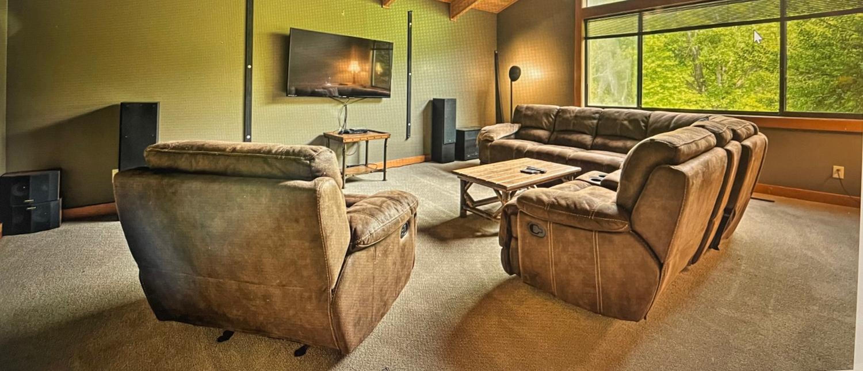 Six-Bedroom House photo 2