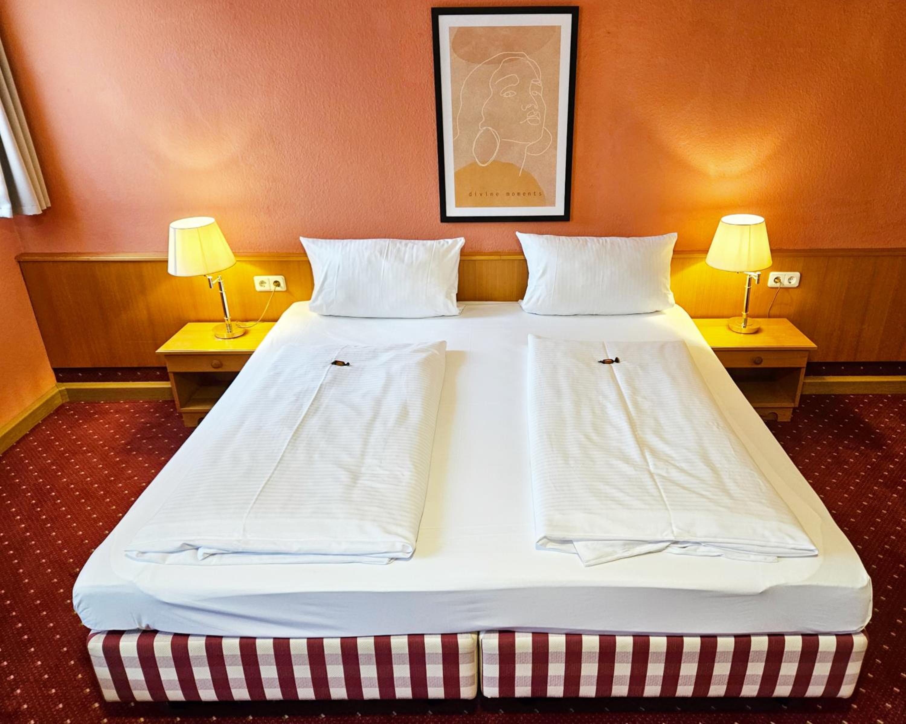 Large Double Room - Photo 1