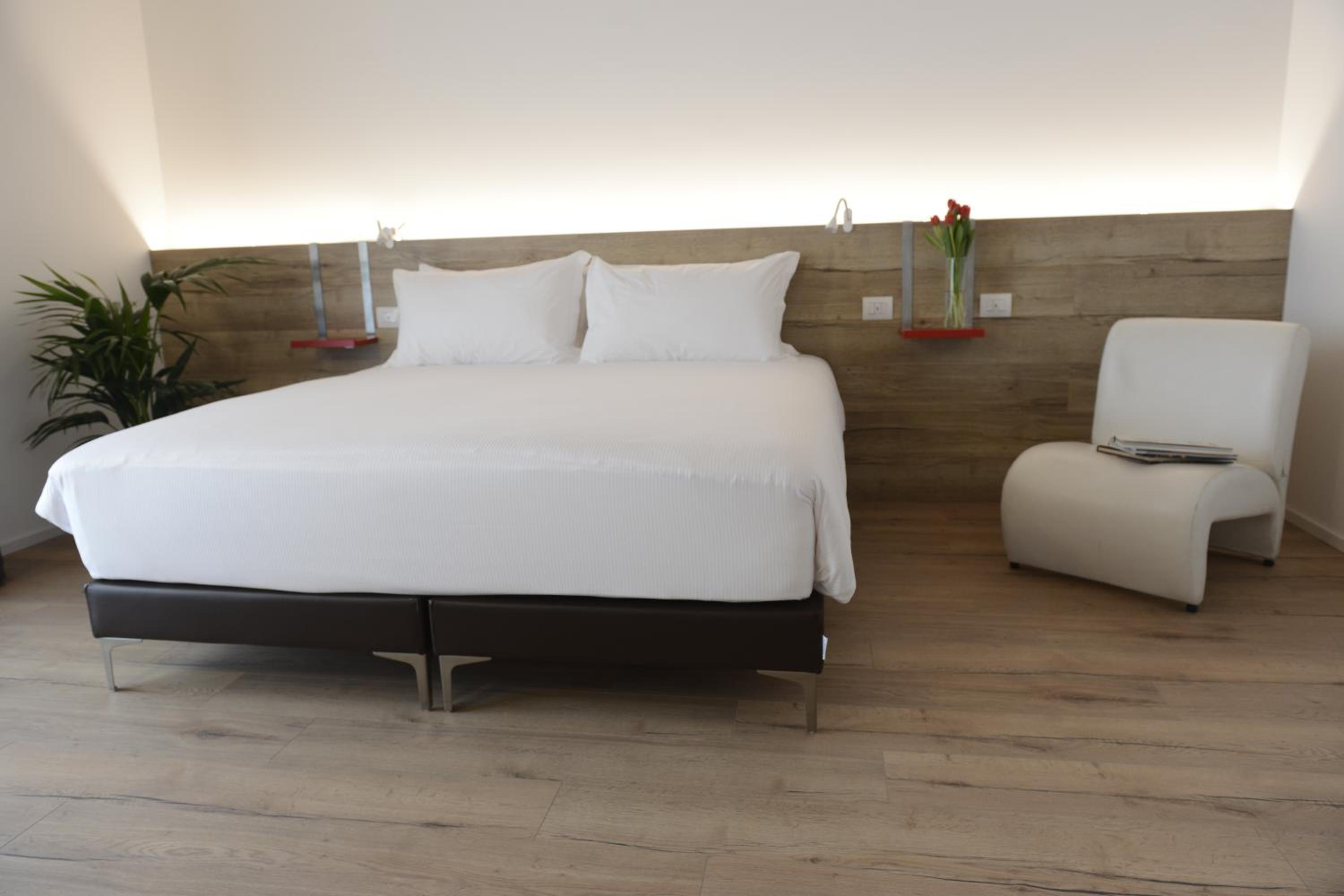 Large Double or Twin Room photo 1