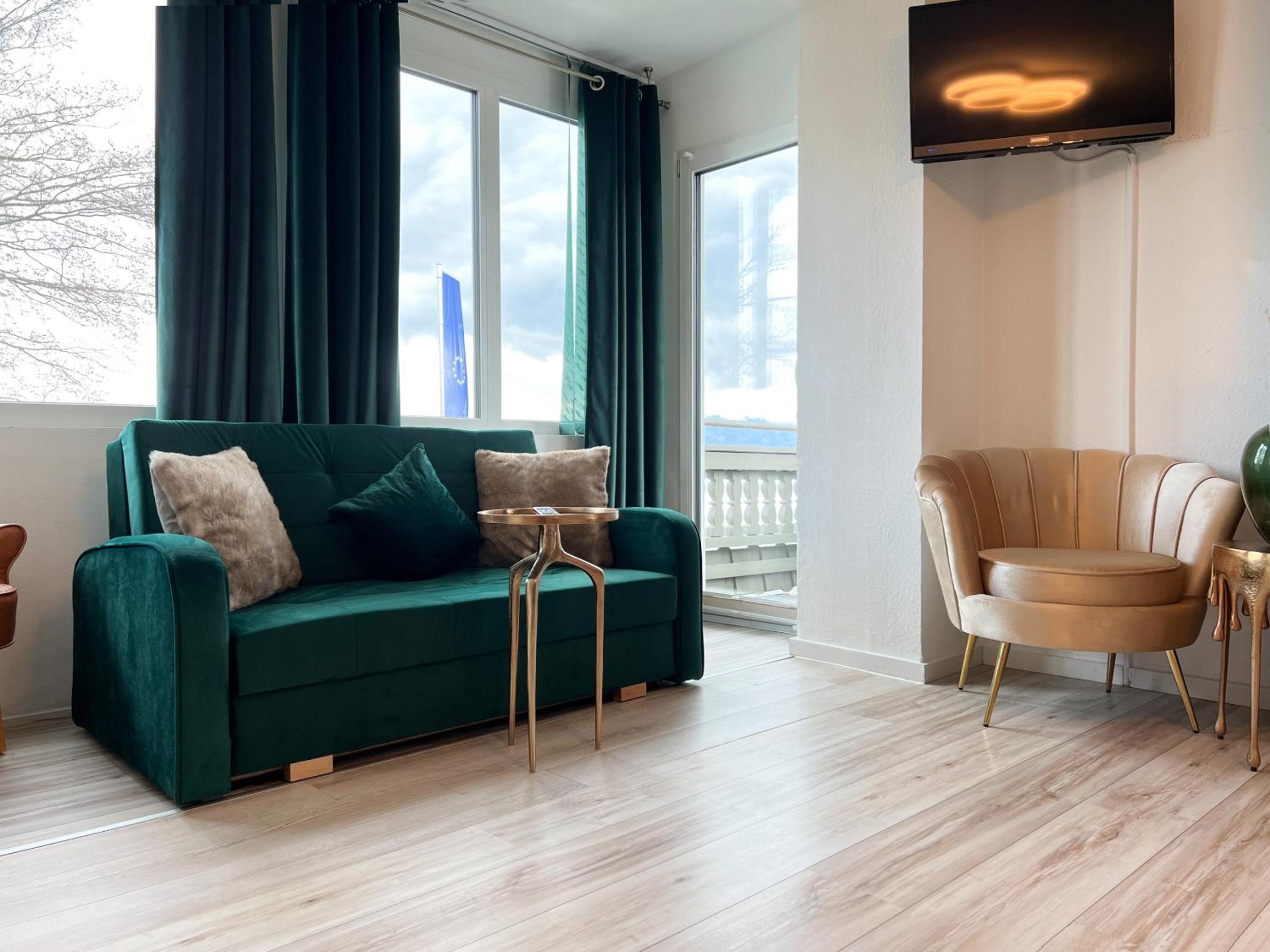 Large Double Room with lake view and balcony - Photo 1