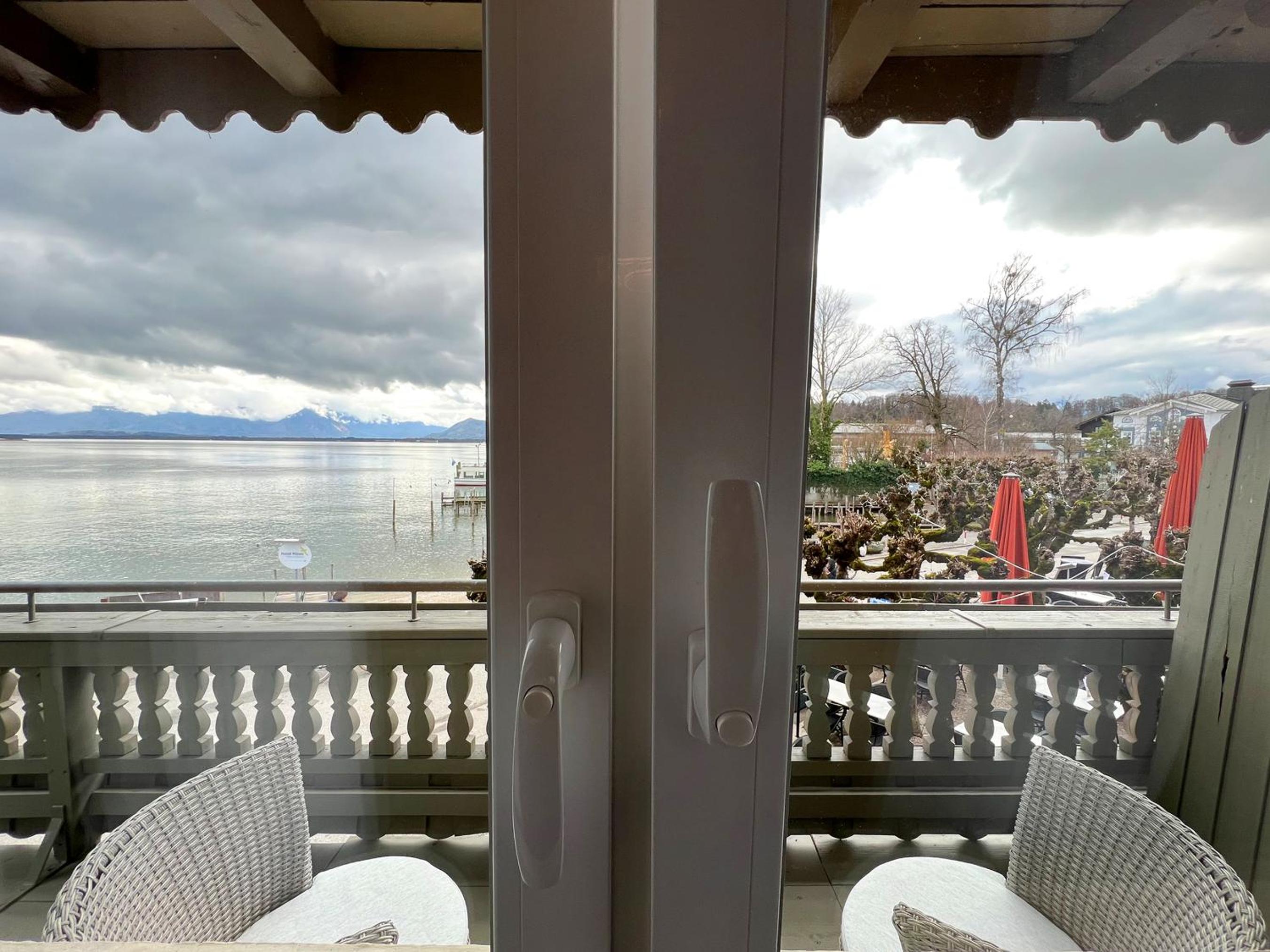 Large Double Room with lake view and balcony - Photo 15