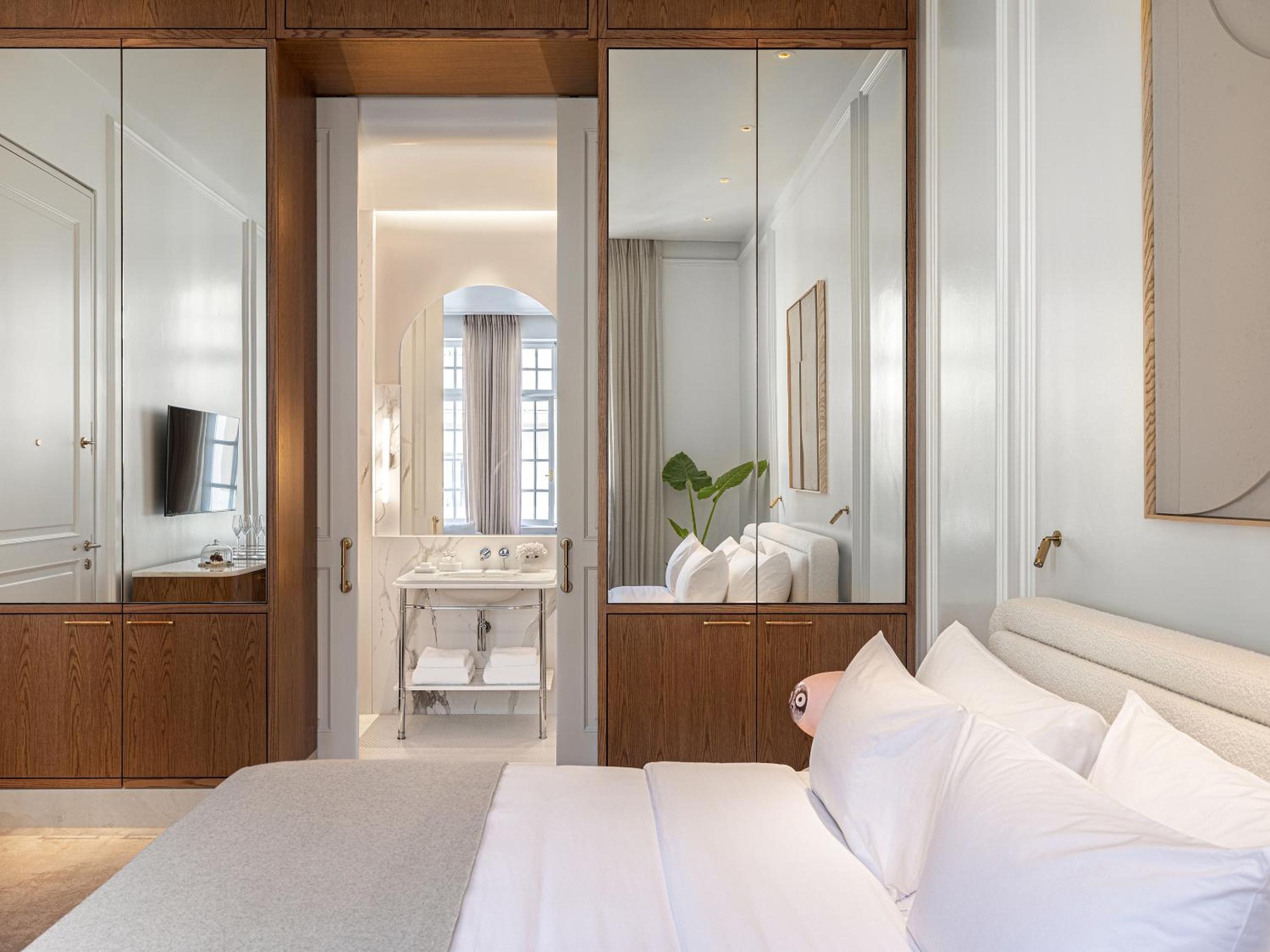 Deluxe Room thumbnail 6