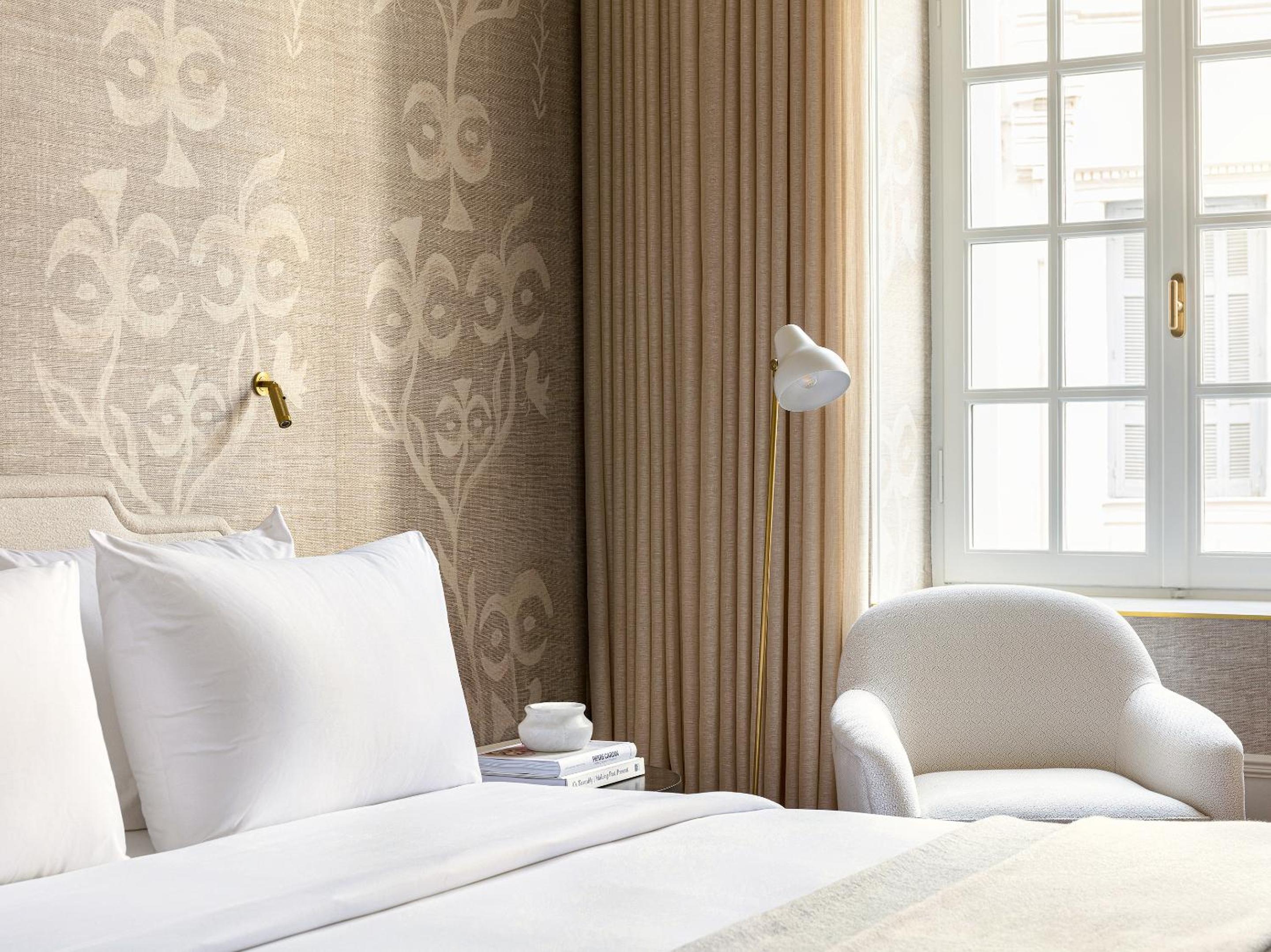 Deluxe Room thumbnail 5