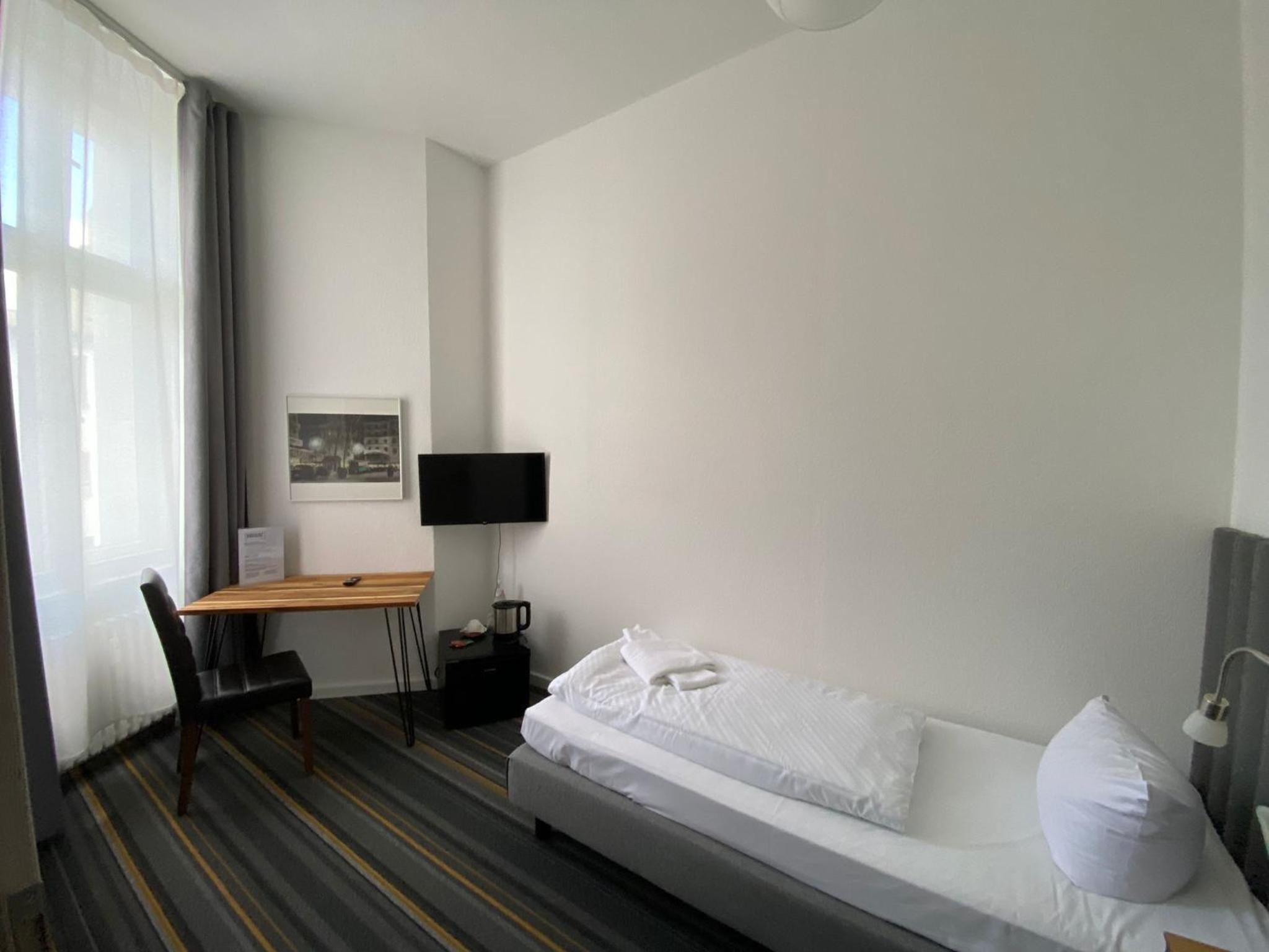 Single Room with Private Bathroom photo 3