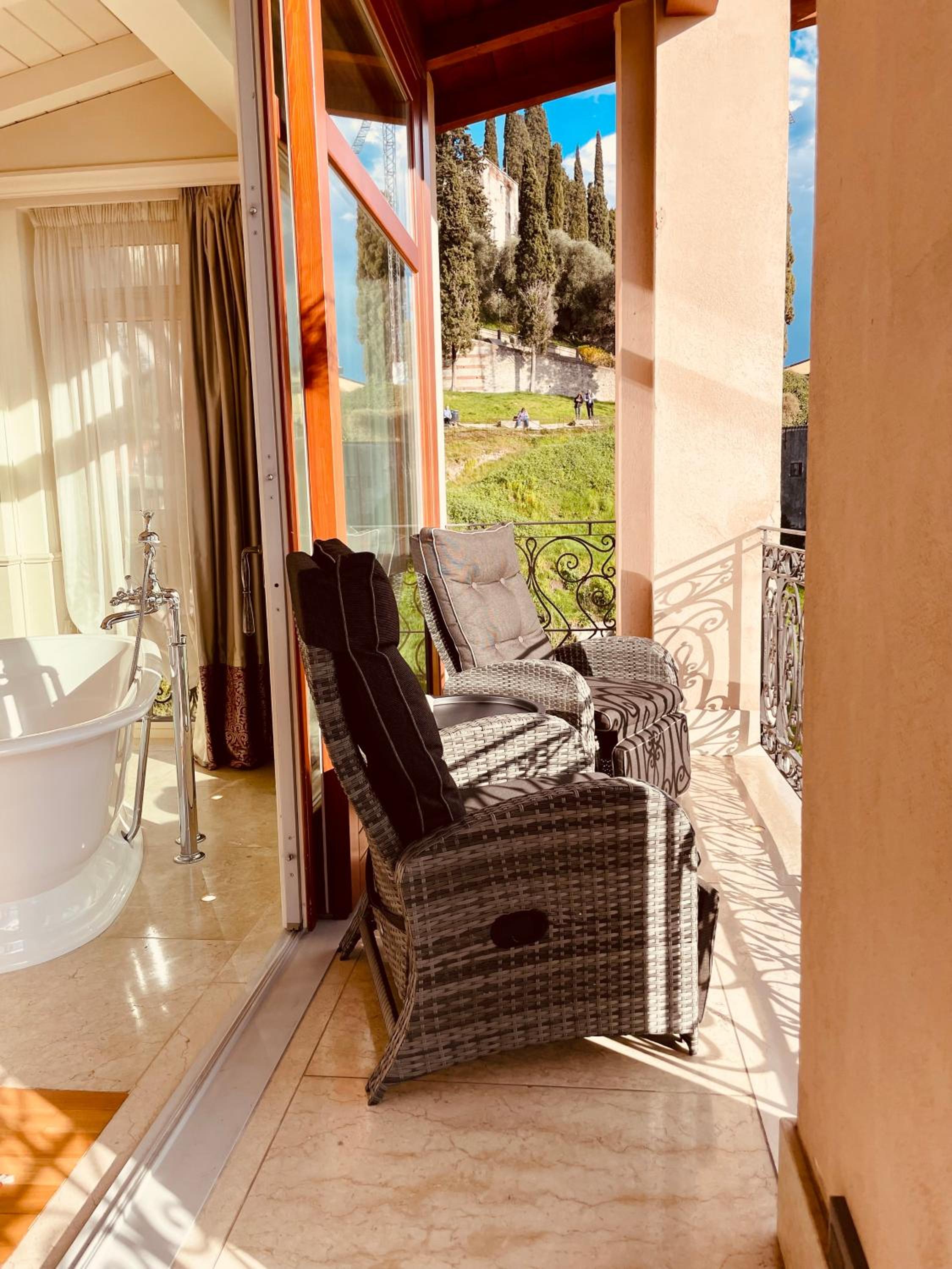 Queen Room with Balcony - Photo 14