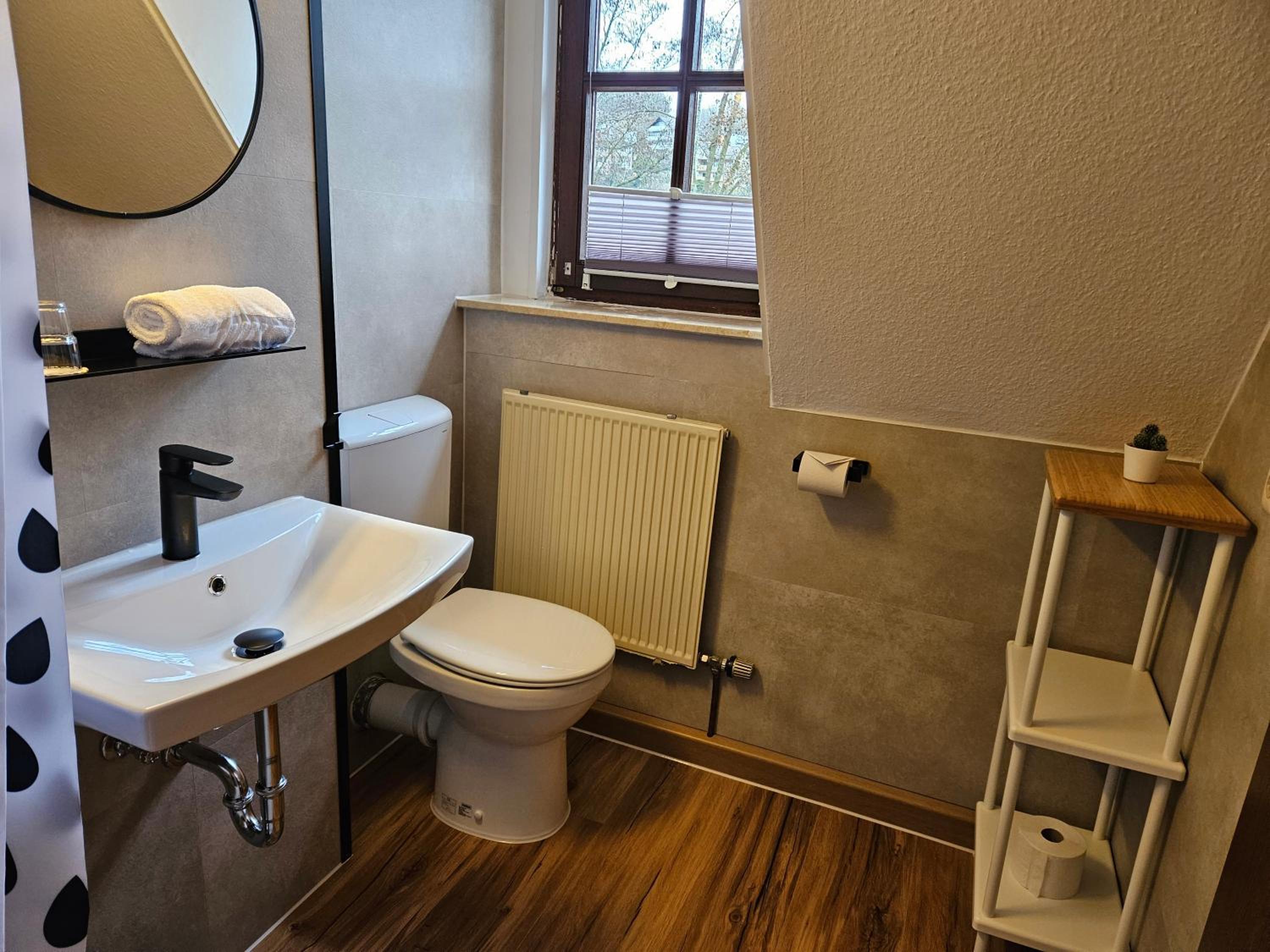 Large Double Room - Photo 6