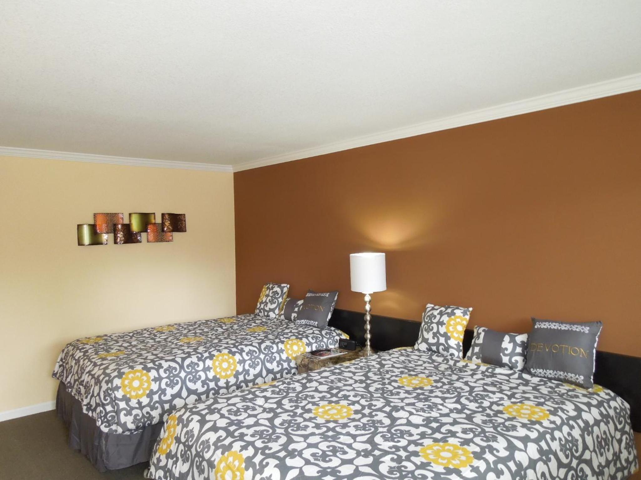 Deluxe Queen Room with Two Queen Beds - Photo 8