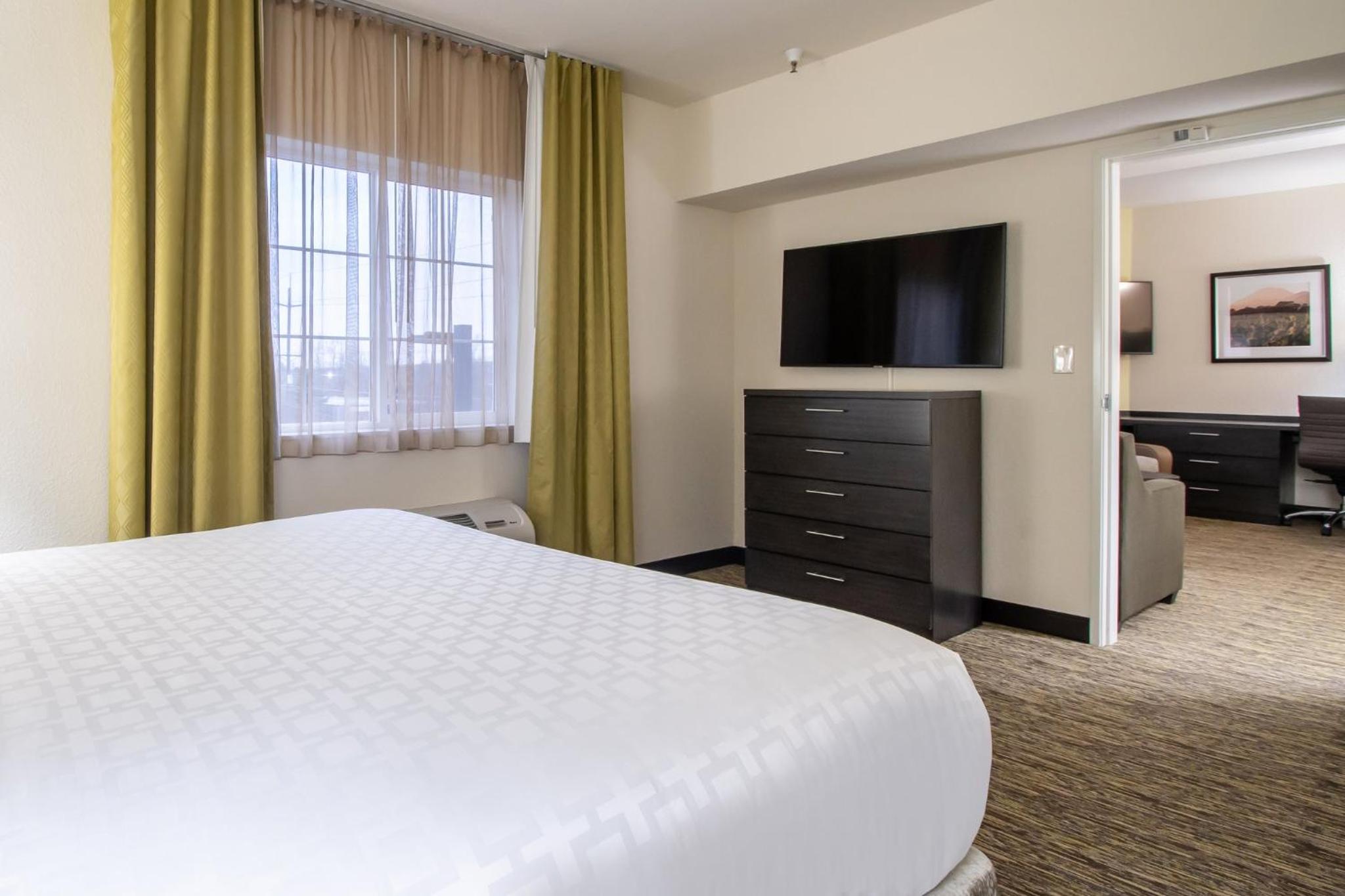 One-Bedroom Queen Suite - Photo 2
