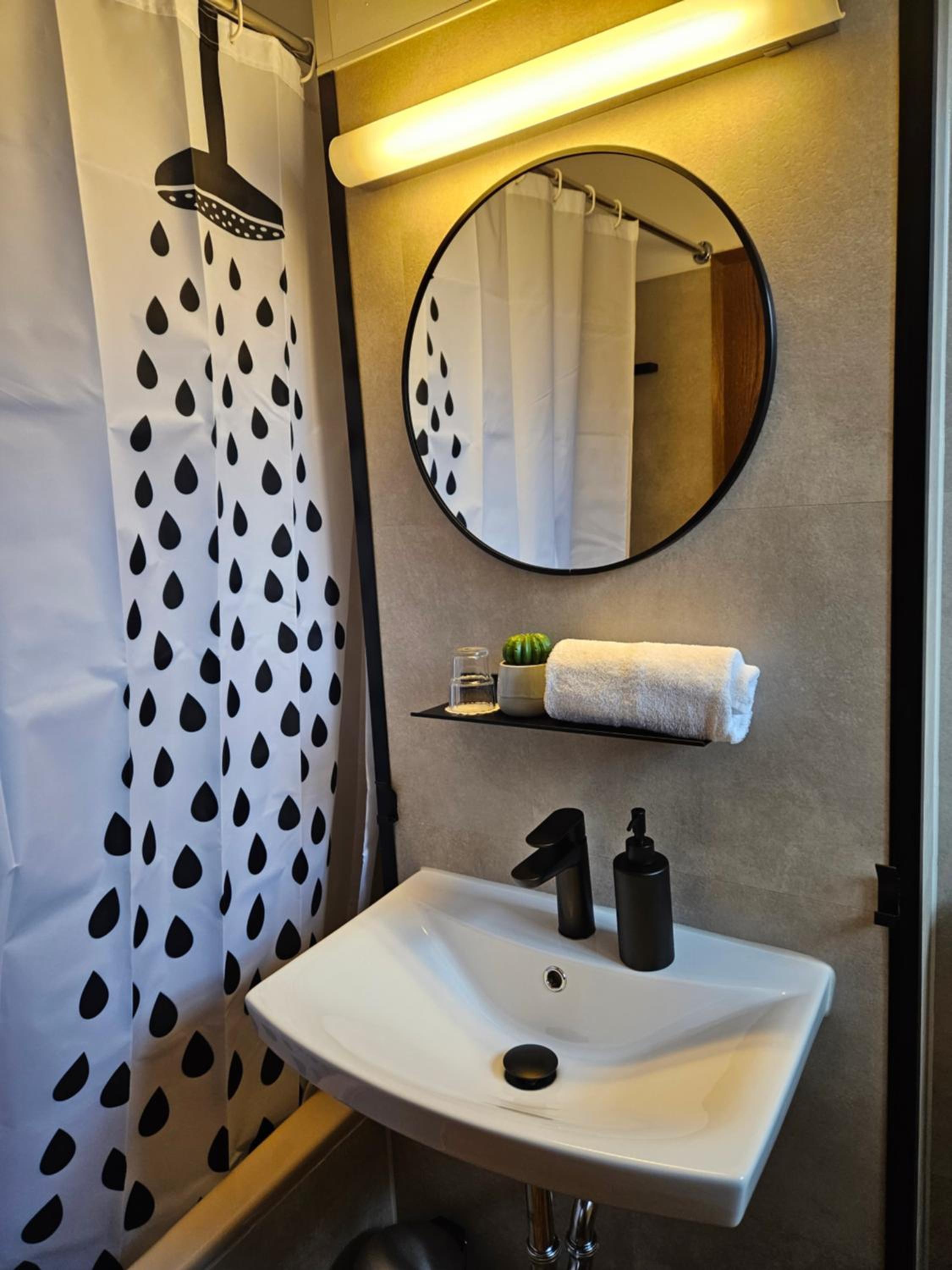 Large Double Room - Photo 4