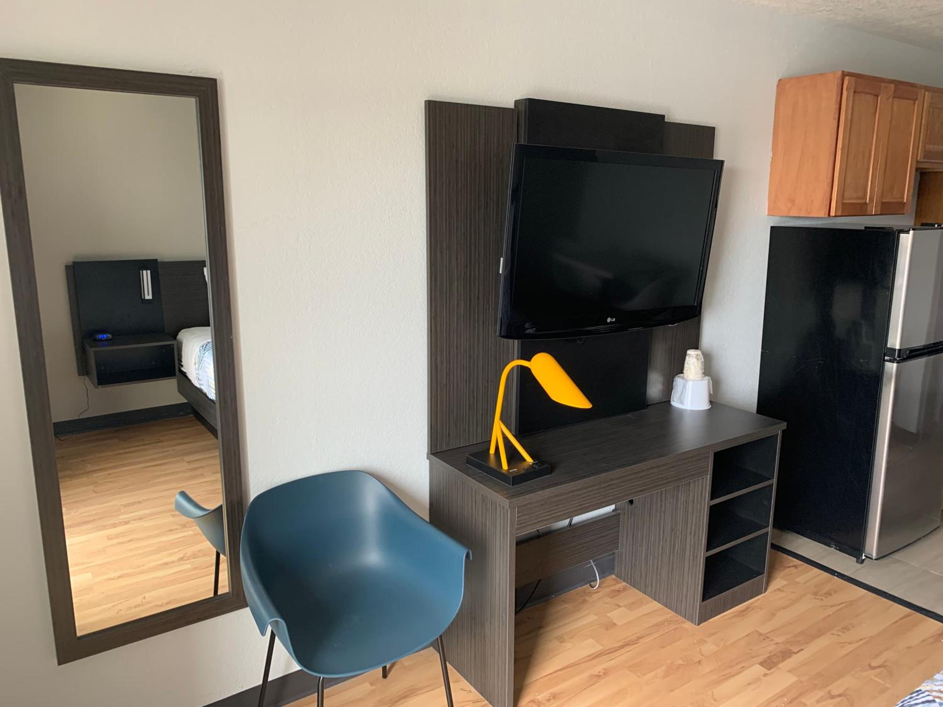 Queen Room - Disability Access - Non-Smoking - Photo 5
