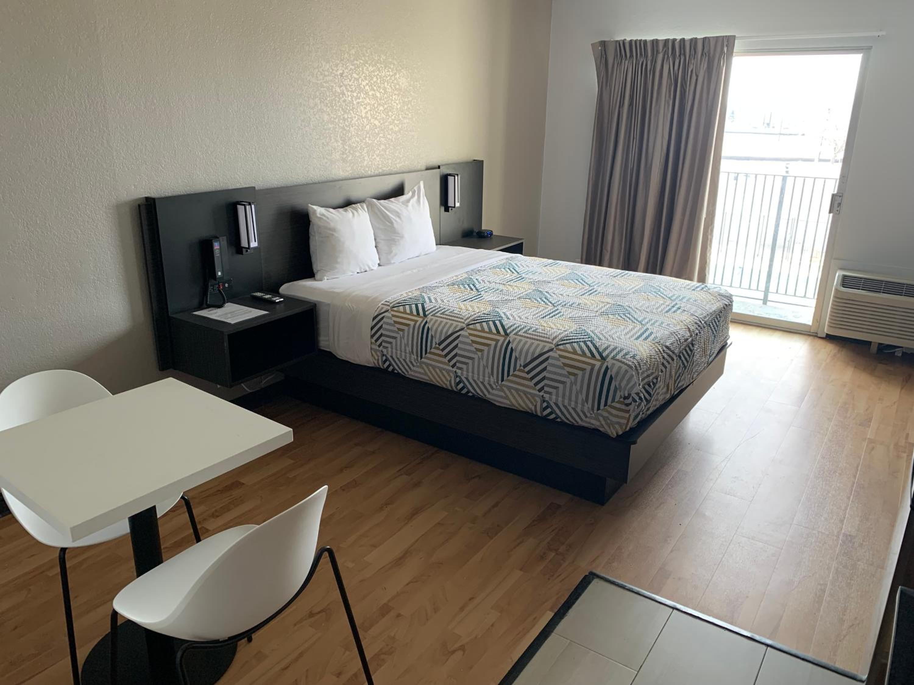 Queen Room - Disability Access - Non-Smoking - Photo 2