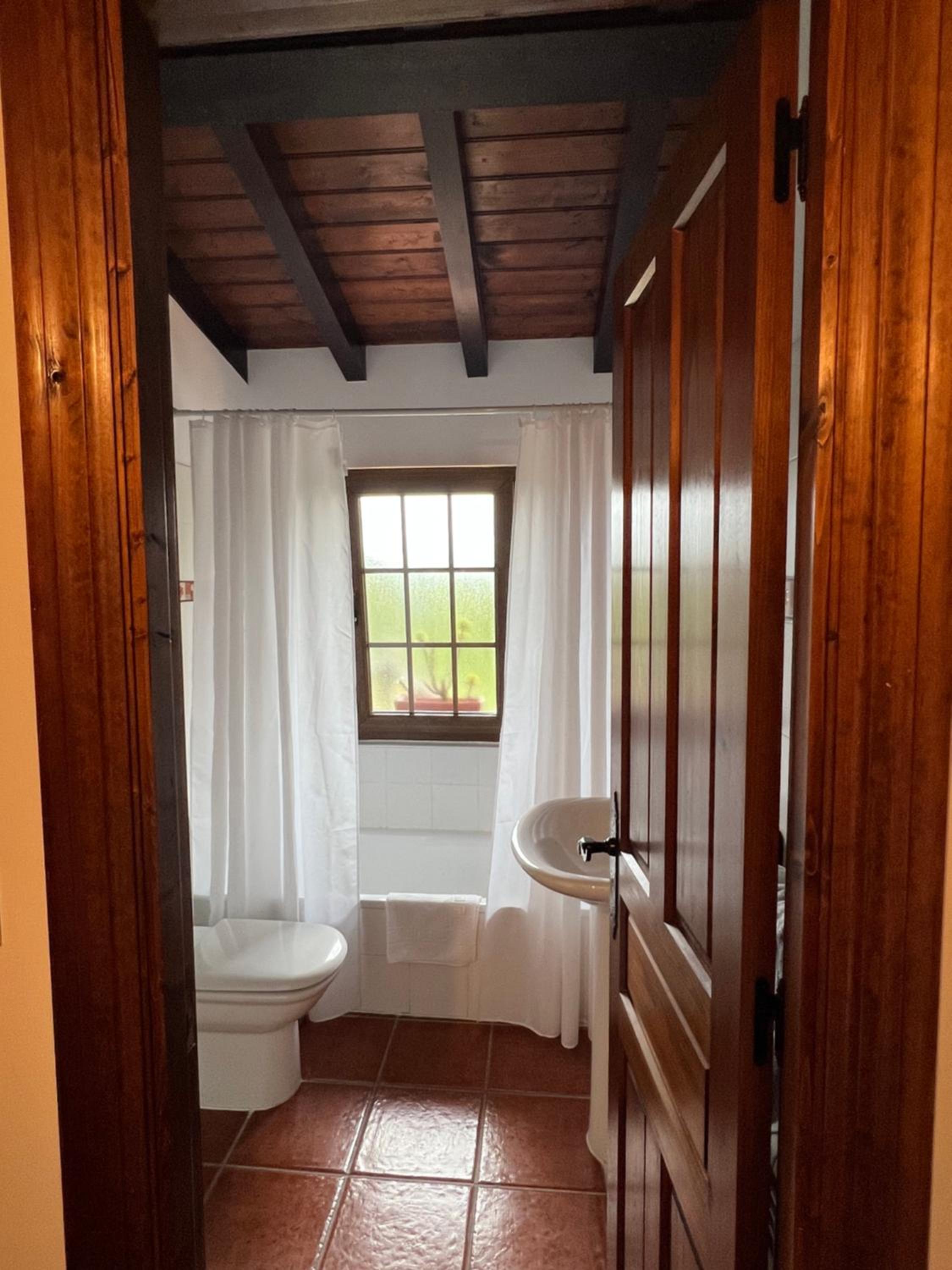 Twin Room - Photo 7