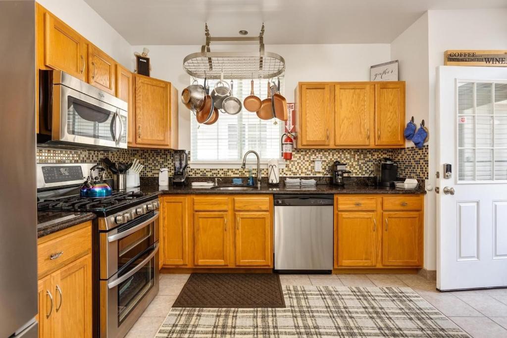 Three-Bedroom House - Photo 4