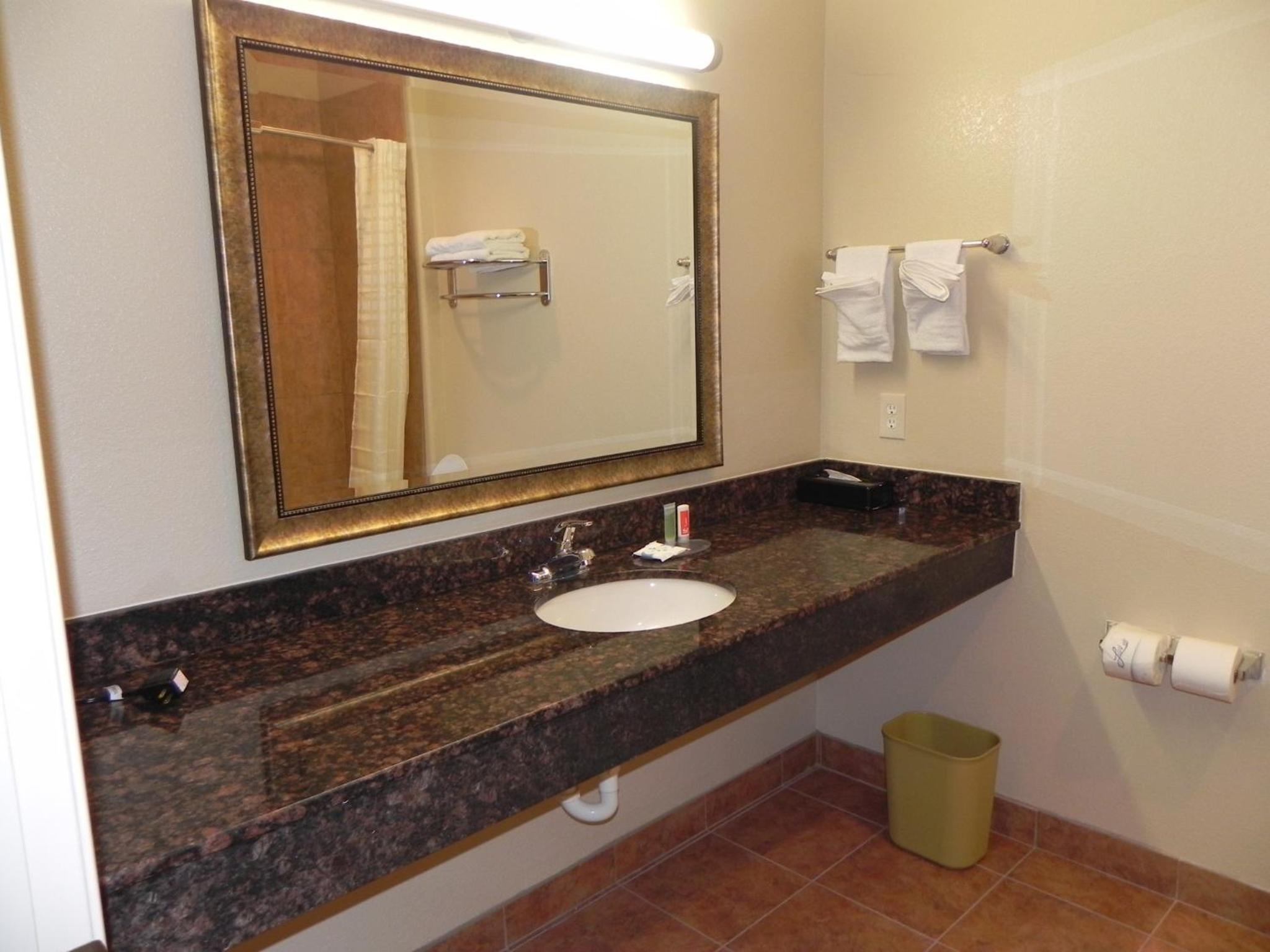 Queen Room photo 2