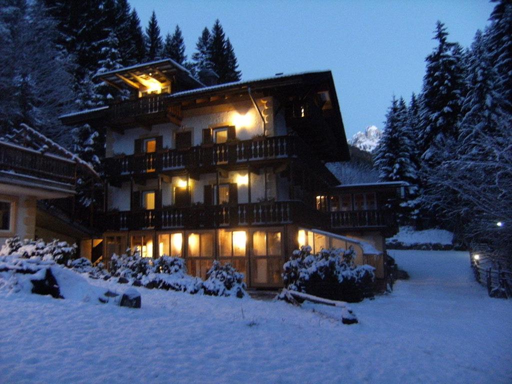 Eight-Bedroom House photo 2