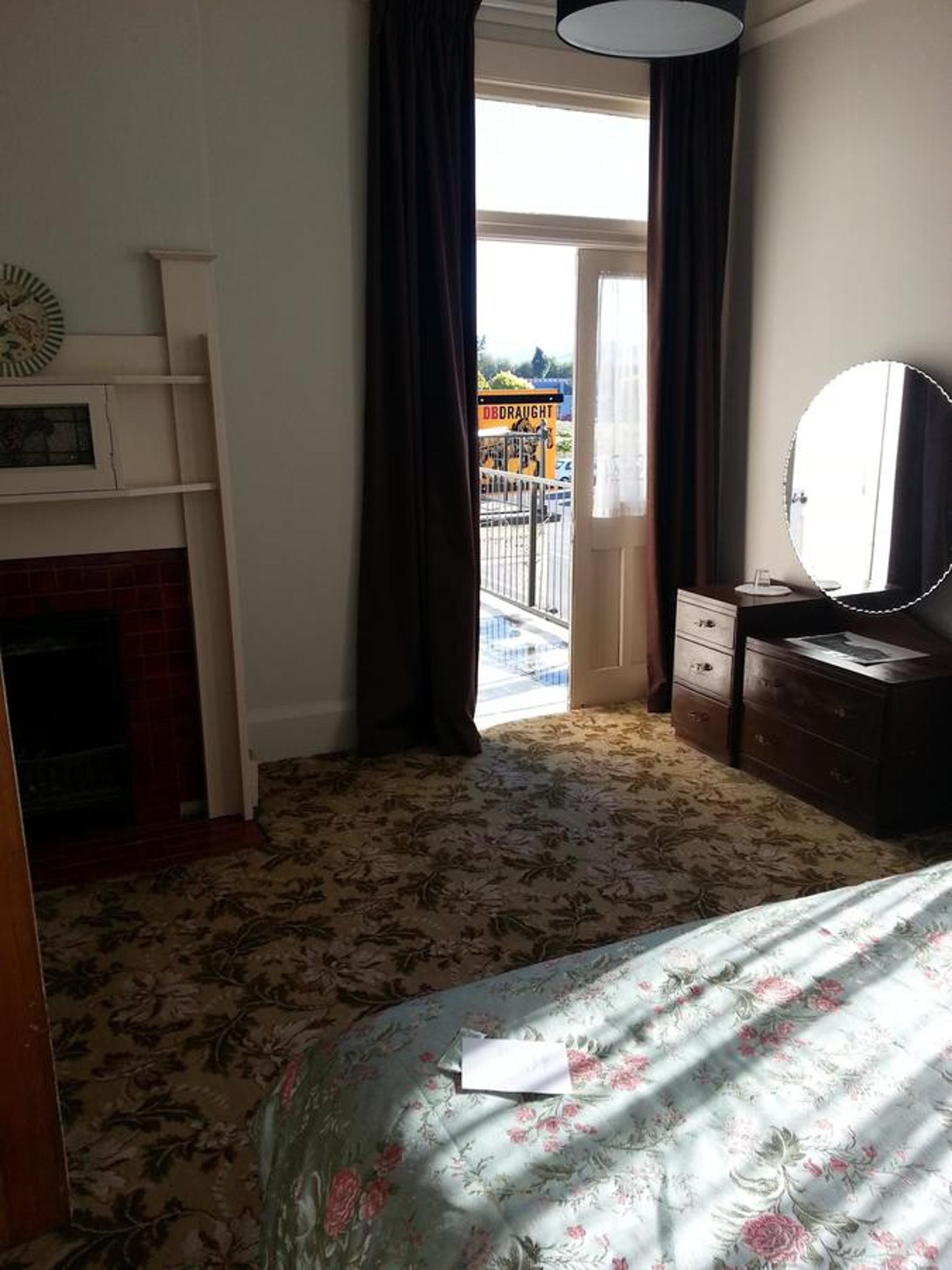 King Room with Balcony - Photo 3